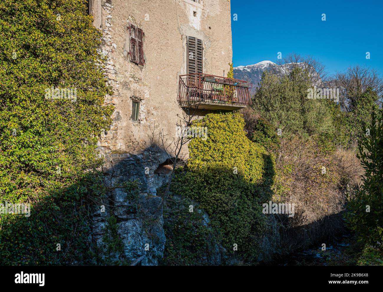 Détail d'une rue dans le centre historique de Calavino, province de Trento, Trentin-Haut-Adige, Italie, Europe Banque D'Images