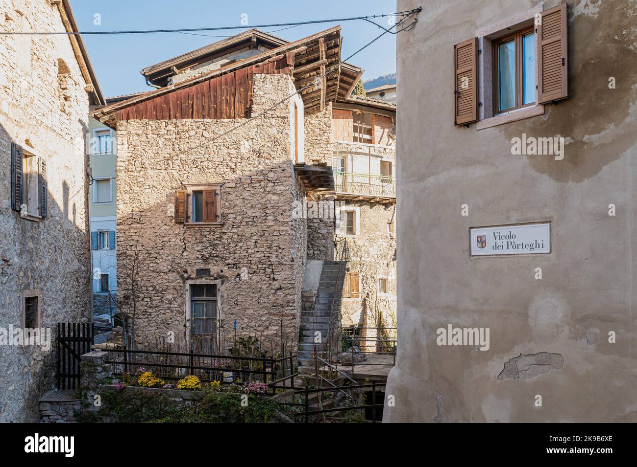 Détail d'une rue dans le centre historique de Calavino, province de Trento, Trentin-Haut-Adige, Italie, Europe Banque D'Images