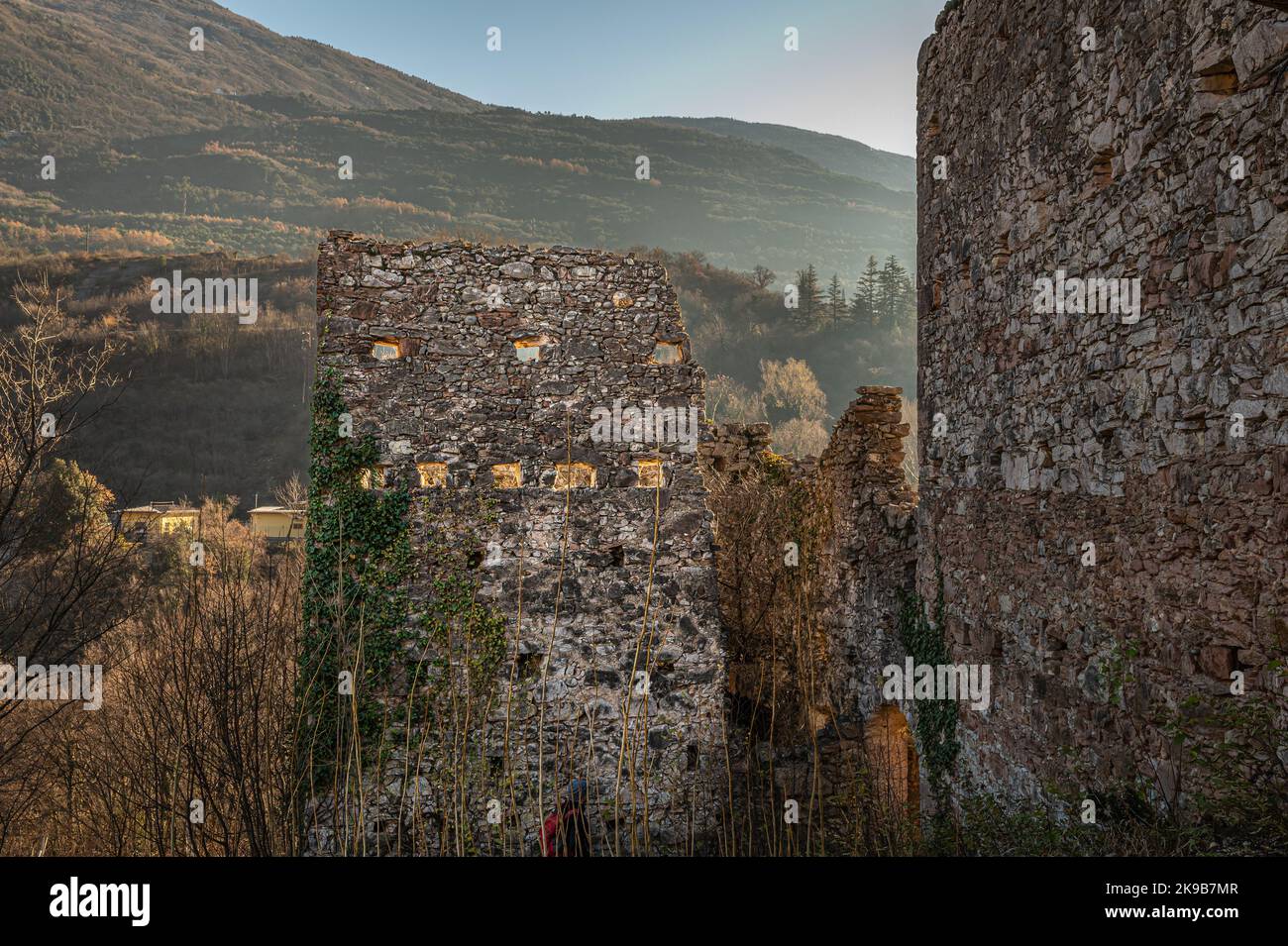 Ruines d'une ancienne colonie médiévale le long du sentier de la nature de Roggia di Cavedine - province de trente, Trentin-Haut-Aduge - nord de l'Italie Banque D'Images