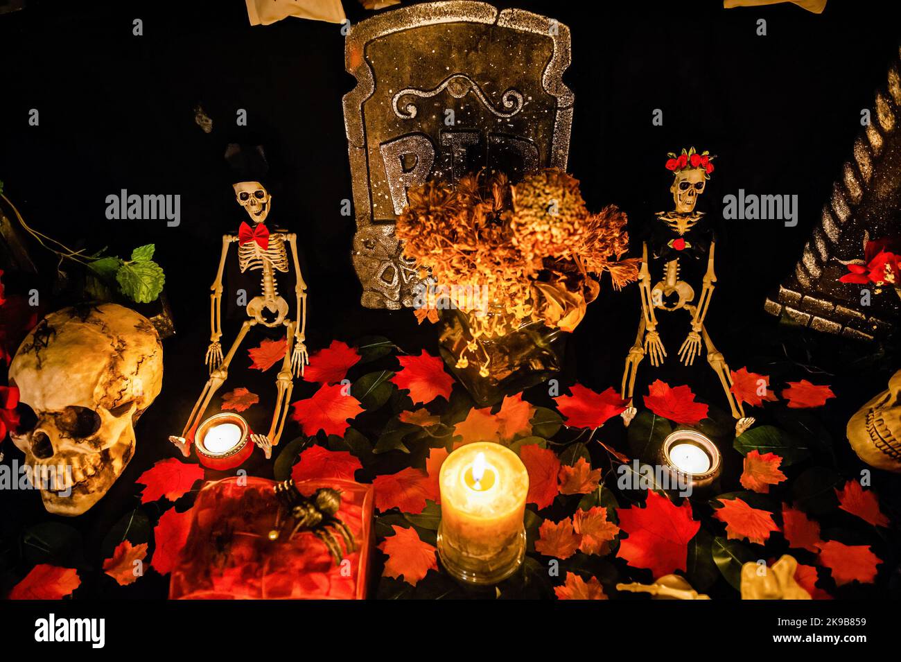 Nimègue, pays-Bas. 26th octobre 2022. Un autel mexicain est vu entièrement décoré avec des trucs d'Halloween. Les célébrations d'Halloween sont de plus en plus populaires aux pays-Bas. Halloween est une fête célébrée chaque année sur 31 octobre, et évolue en une journée d'activités comme la décoration de maisons avec des trucs effrayants, de l'astuce-ou-traitement, de découpage de jack-o-lanternes, des rassemblements festifs, des costumes de don, et de manger des friandises. (Photo par Ana Fernandez/SOPA Images/Sipa USA) Credit: SIPA USA/Alay Live News Banque D'Images