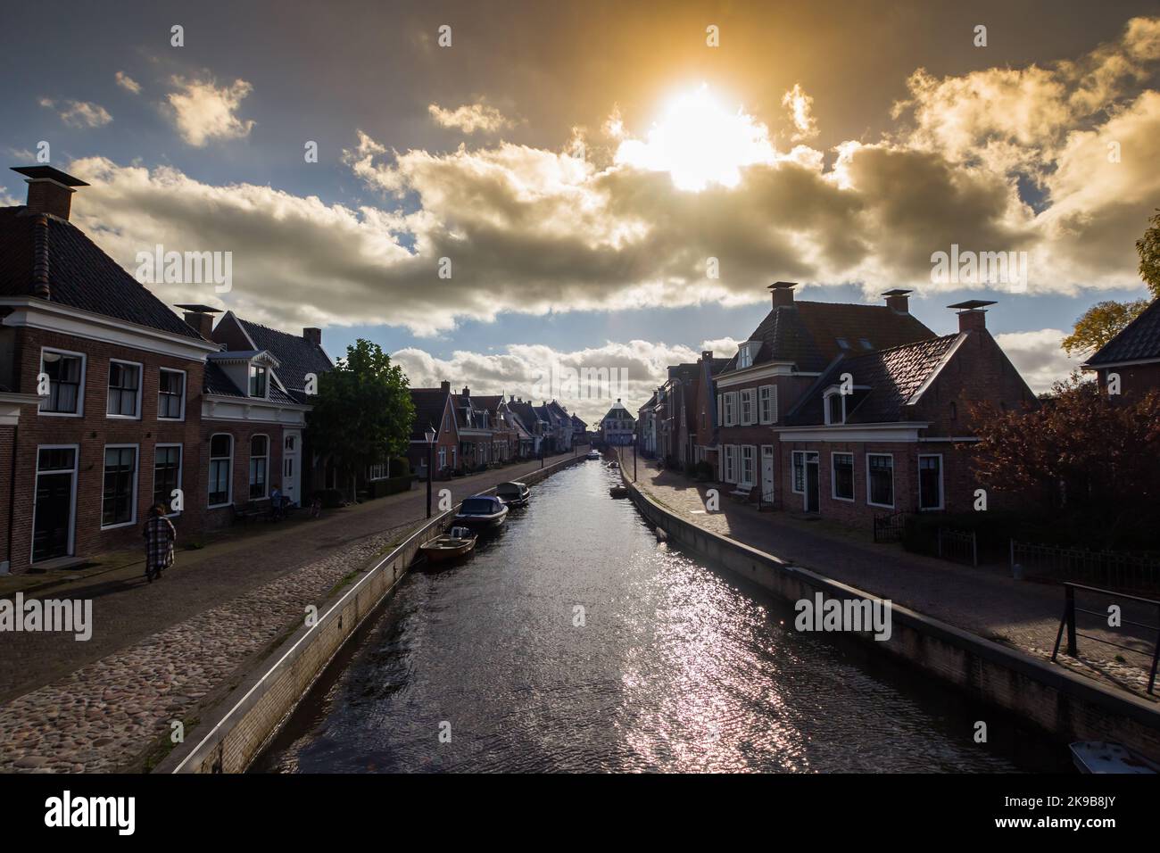 Soleil derrière les nuages au-dessus du village historique de Kolum, pays-Bas Banque D'Images
