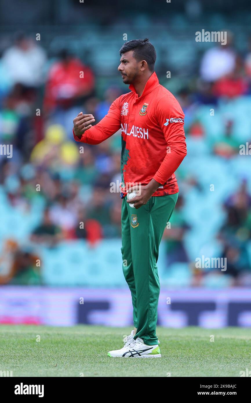 Sydney Cricket Ground, Nouvelle-Galles du Sud, Ausaila. 27th octobre 2022. T20 international cricket Afrique du Sud versus coupe du monde du Bangladesh; Mosaddek Hossain du Bangladesh donne des instructions pour les positions sur le terrain Credit: Action plus Sports/Alay Live News Banque D'Images