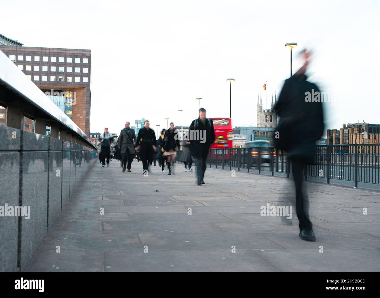 Résumé Rush Hour navetteurs. Une grande touche, une longue exposition flou de travailleurs d'affaires anonymes sur leur chemin vers le bureau dans un froid matin de Londres. Banque D'Images