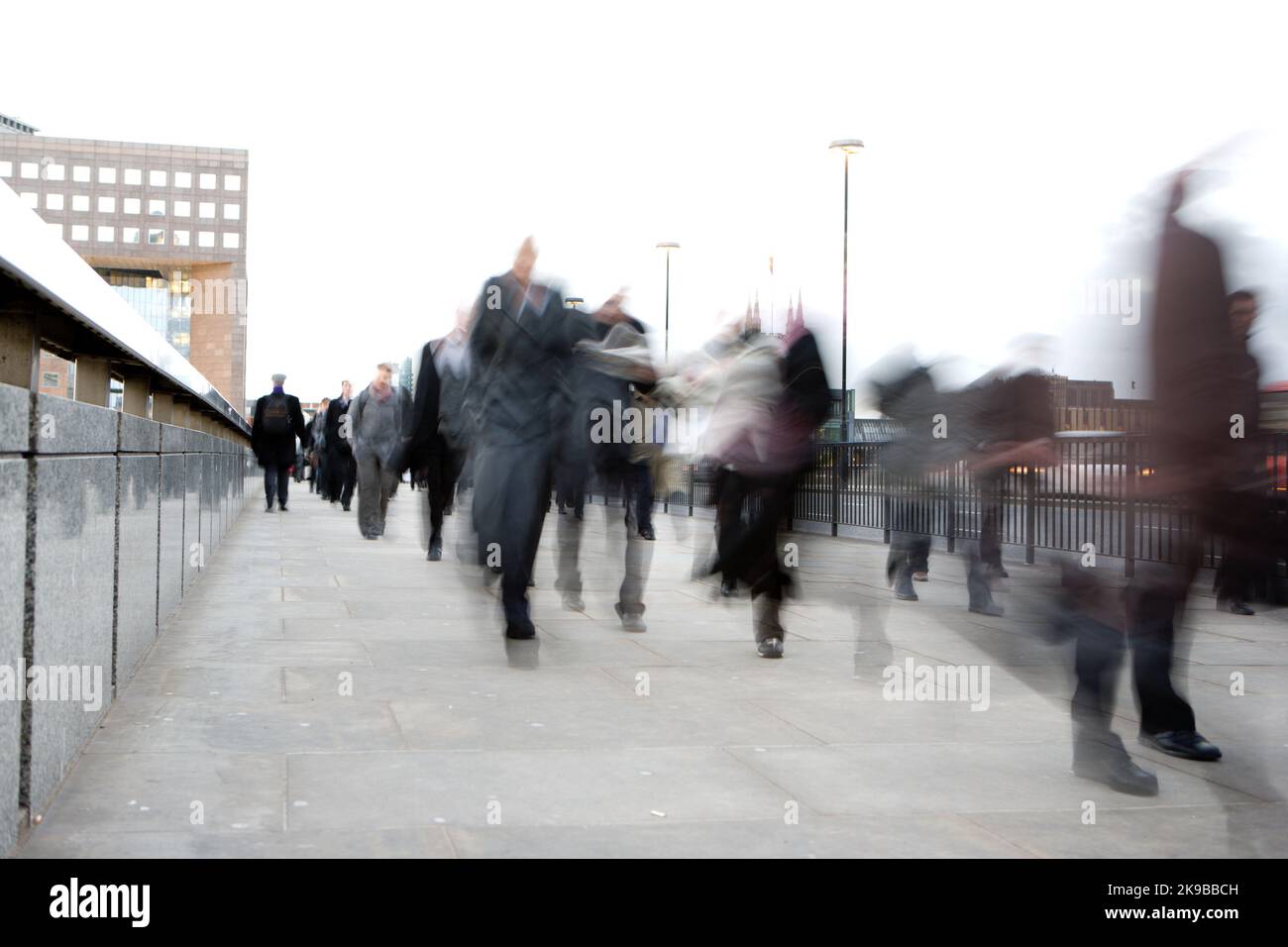 Résumé Rush Hour navetteurs. Une grande touche, une longue exposition flou de travailleurs d'affaires anonymes sur leur chemin vers le bureau dans un froid matin de Londres. Banque D'Images