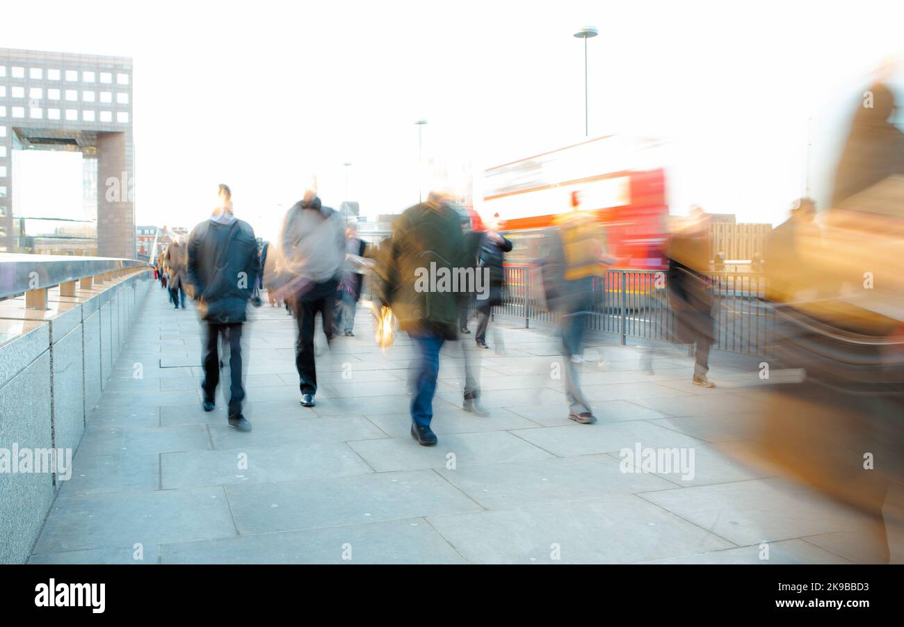 Résumé Rush Hour navetteurs. Une grande touche, une longue exposition flou de travailleurs d'affaires anonymes sur leur chemin vers le bureau dans un froid matin de Londres. Banque D'Images