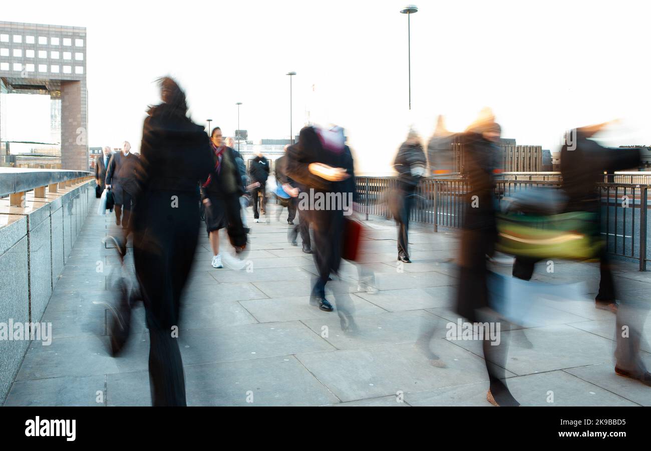 Résumé Rush Hour navetteurs. Une grande touche, une longue exposition flou de travailleurs d'affaires anonymes sur leur chemin vers le bureau dans un froid matin de Londres. Banque D'Images