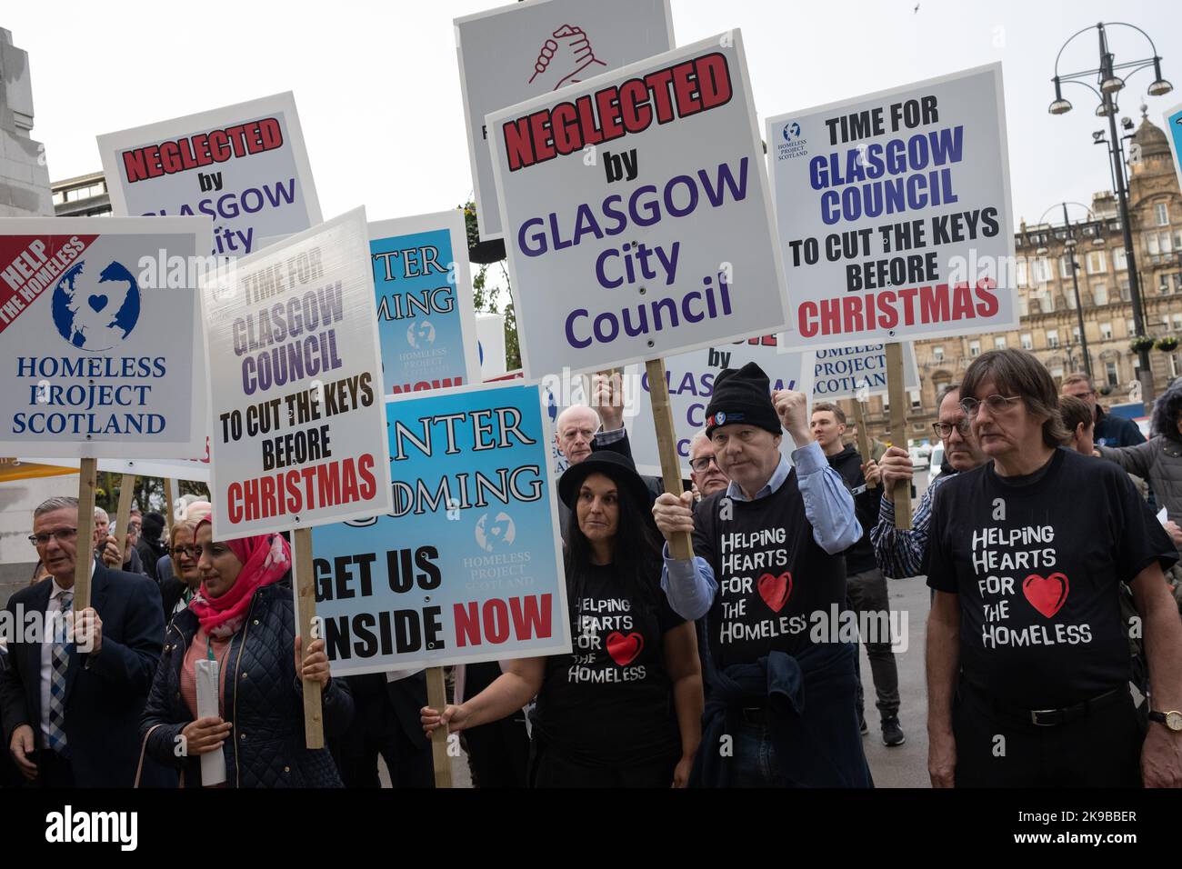 Glasgow, Écosse, 27 octobre 2022. Homeless Project Scotland des supporters et des bénévoles tiennent une manifestation à l'extérieur des chambres de ville demandant au conseil de fournir un bâtiment dans lequel ils peuvent tenir leurs trois fois par semaine soupe cuisines à l'approche de l'hiver, à Glasgow, Écosse, 27 octobre 2022. Crédit photo : Jeremy Sutton-Hibbert/Alay Live News. Banque D'Images