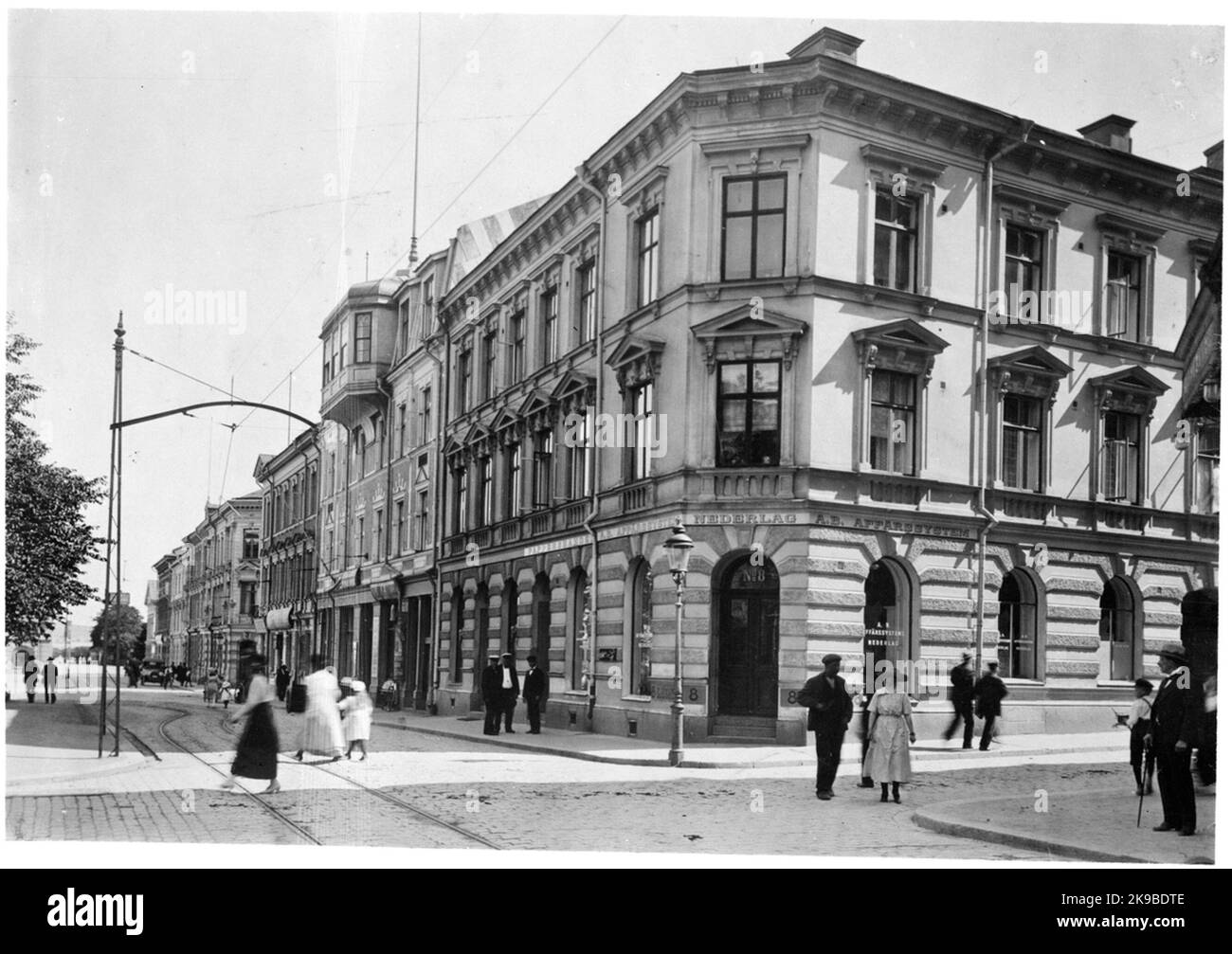 Sjögatan avec la courbe de voie vers Hamntorget, à Sundsvall. Banque D'Images
