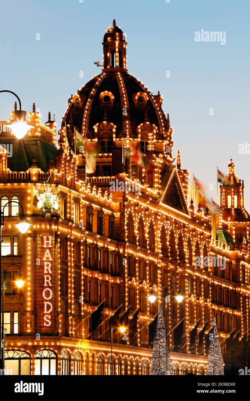 LONDRES - 28 NOVEMBRE : vue de nuit de Harrods avec décoration de noël le 28 novembre 2016, Londres, Royaume-Uni. Ce grand magasin a ouvert ses portes à 1824 h 00 et c'est maintenant le cas Banque D'Images