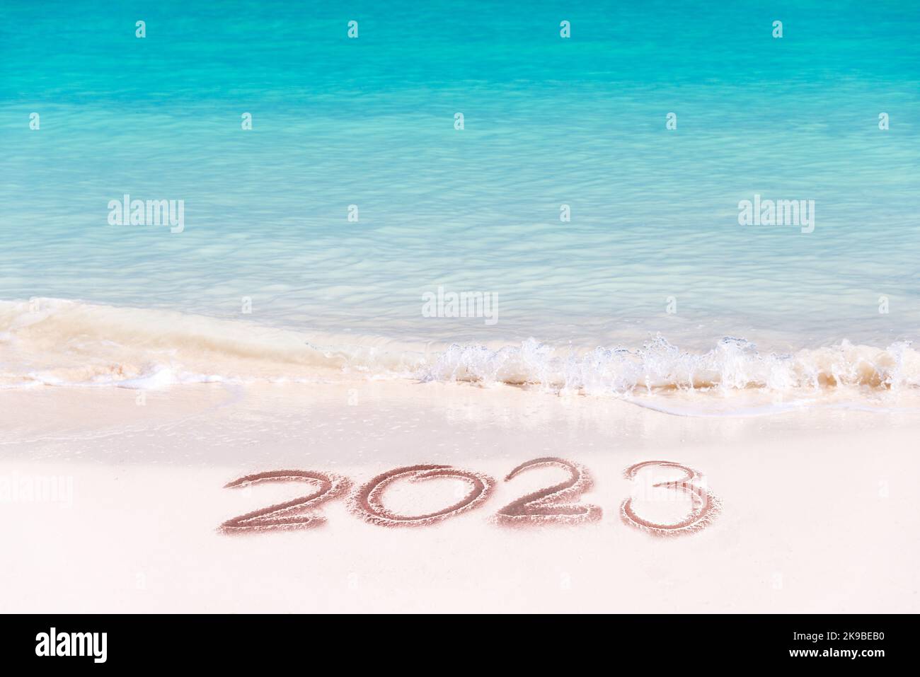 2023 écrit sur le sable d'une plage tropicale, carte de voyage du nouvel an Banque D'Images
