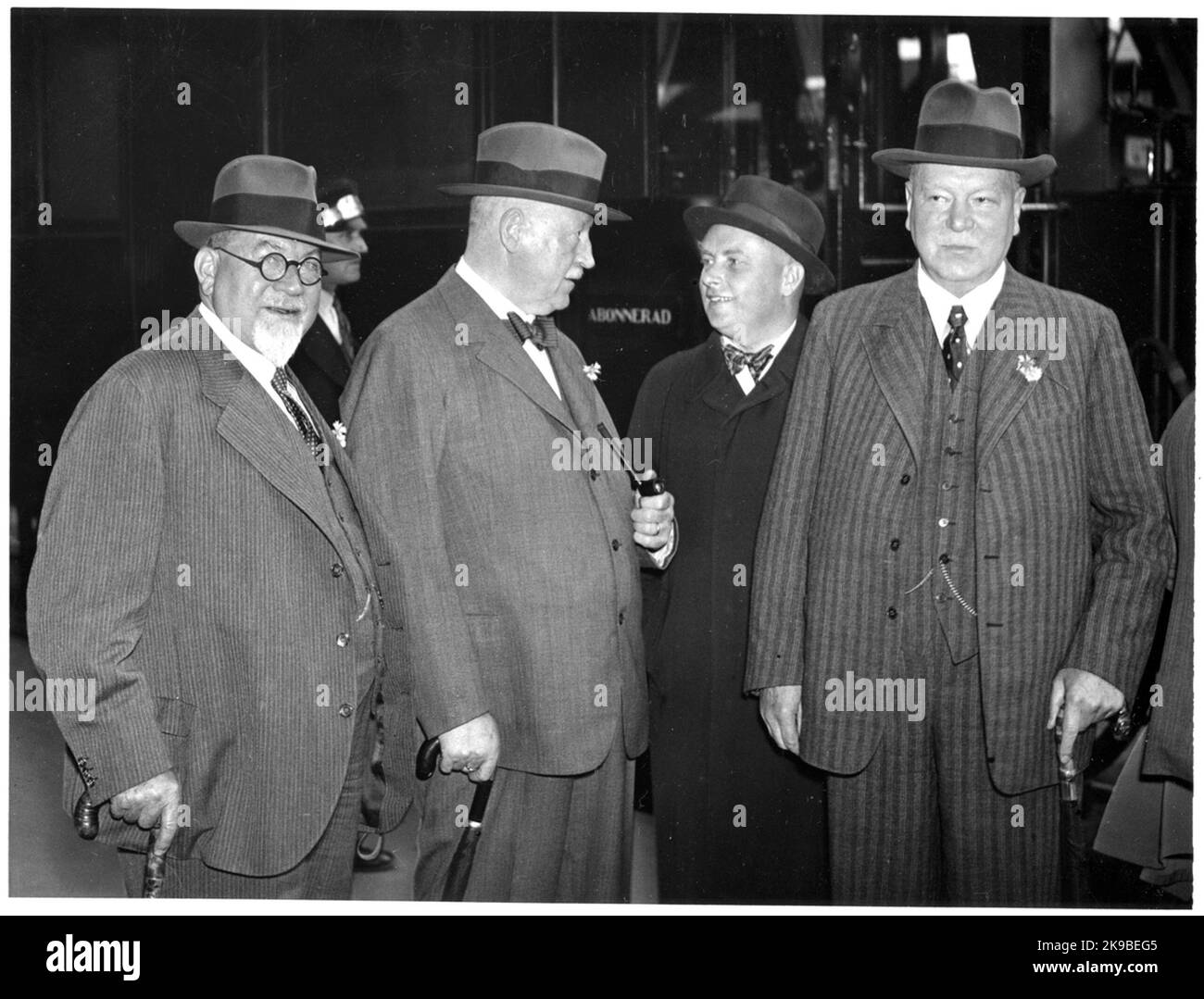 Photo prise en même temps que la visite de Julius Dorpmüller en Suède. Dorpmüller, tout à droite de la photo, était directeur général de la Deutsche Reichsbahn et ministre des Transports pendant le gouvernement national nazi au moment de la visite. D'abord à partir de la gauche se trouve le chef des chemins de fer de Stettin, Friedrich Lohse. Les autres à gauche sont Axel Granholm, alors directeur général des chemins de fer de l'État. Banque D'Images