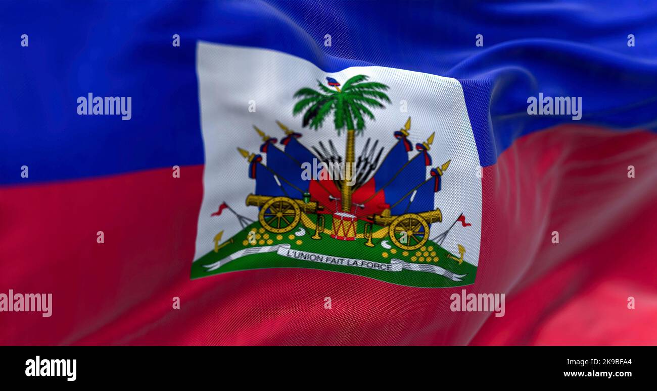 Vue rapprochée du drapeau national d'Haïti qui agite dans le vent. La République d'Haïti est un État situé dans l'île d'Hispaniola, dans la région des Caraïbes Banque D'Images
