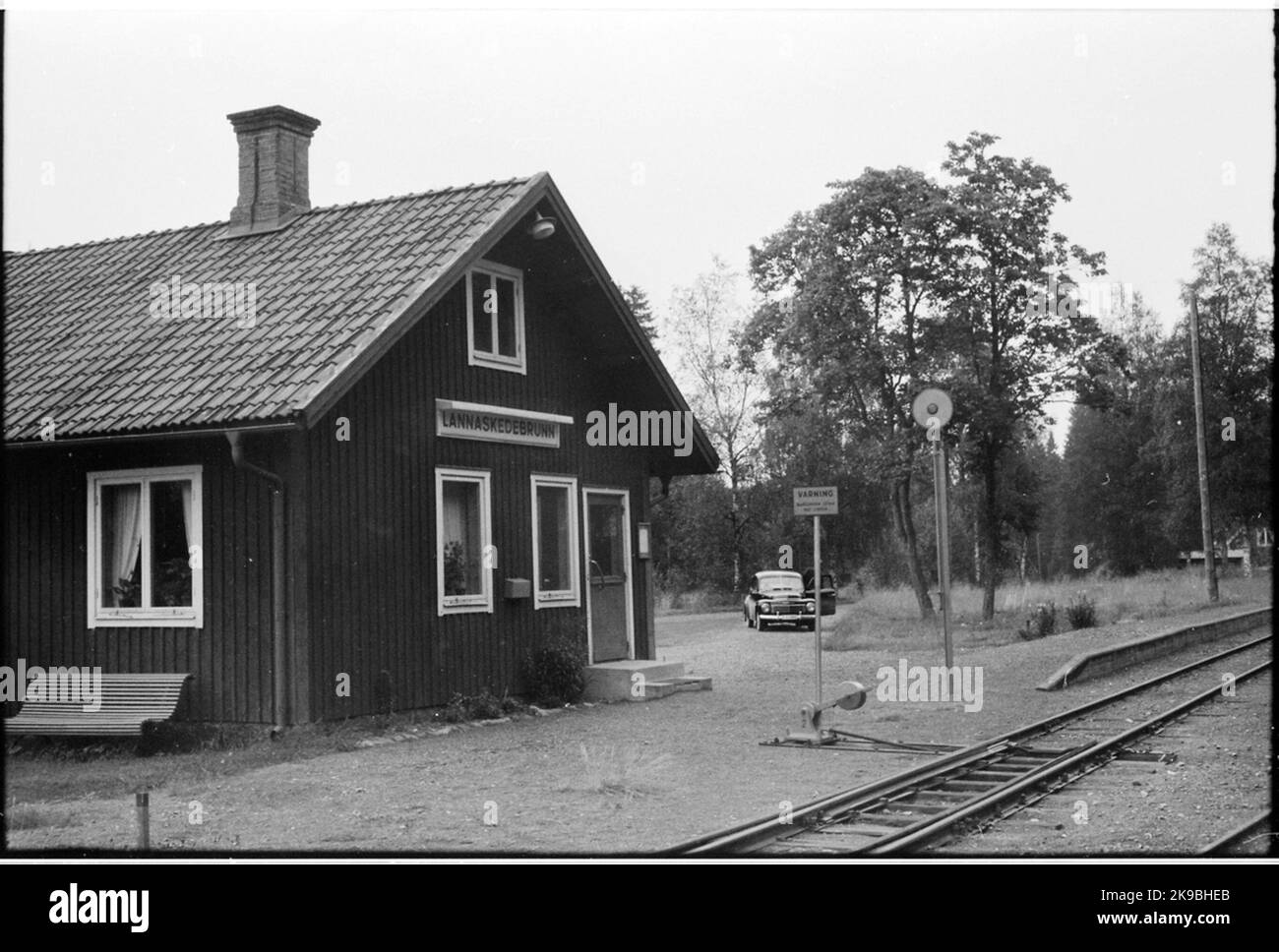 Station Lannaskedebunn. Sur la piste se trouve un panneau avec le texte: 'Avertissement Bangården penche vers la ligne'. Banque D'Images