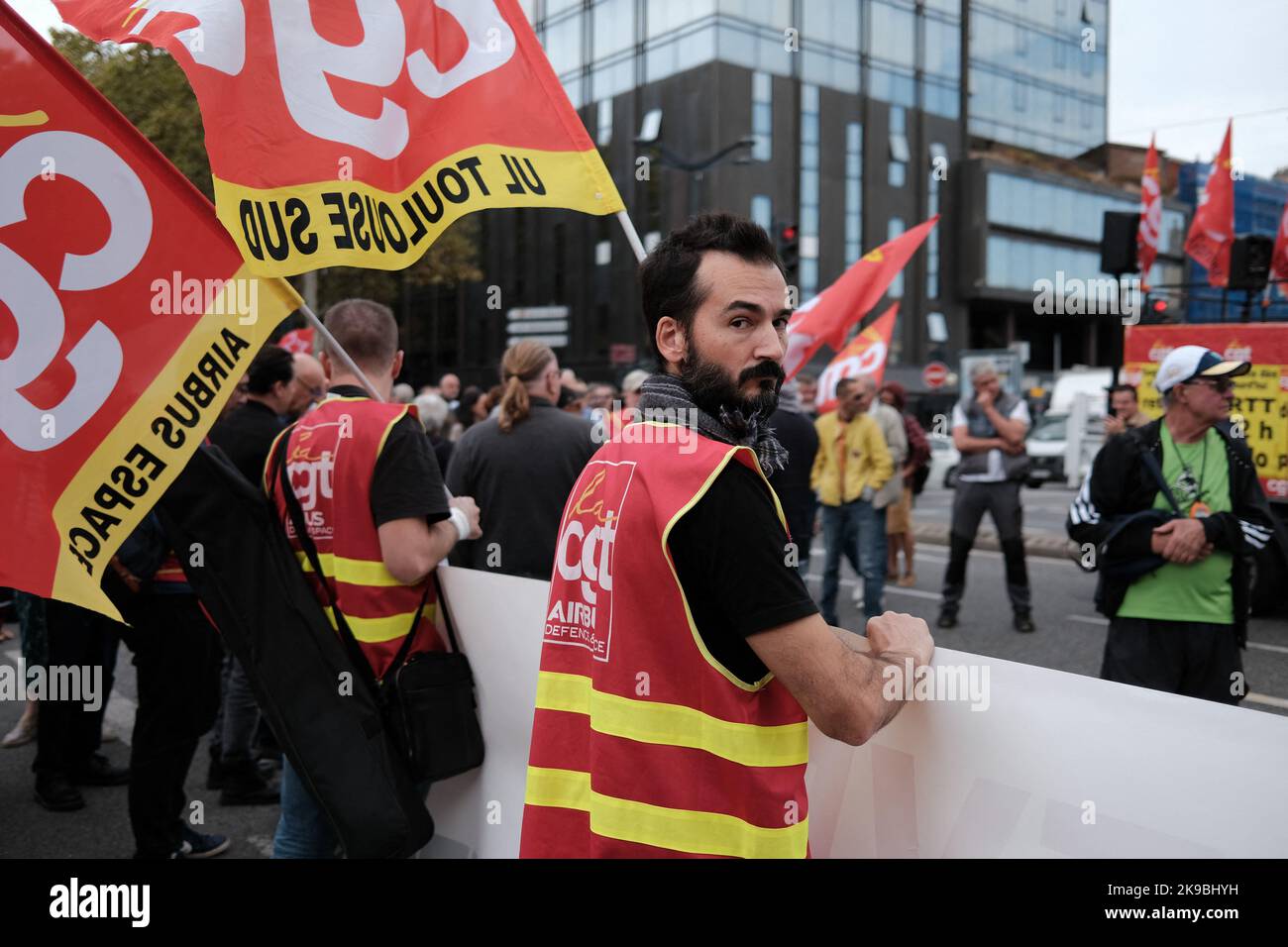 Portrait d'un syndicaliste CGT avec drapeaux, chasubles et bannière. La CGT et d'autres syndicats se sont renouvelés, une semaine après une mobilisation générale, une manifestation et un appel à la grève sur 27 octobre 2022 à Toulouse (France). Avec un faible taux de participants, le cortège s'est déplacé vers le centre-ville pour exiger des salaires et des pensions plus élevés. Photo de Patrick Batard/ABACAPRESS.COM Banque D'Images