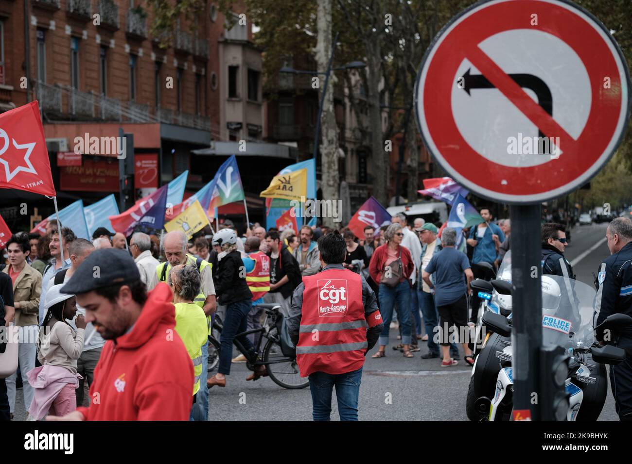 Les manifestants et le panneau « pas de virage à gauche ». La CGT et d'autres syndicats se sont renouvelés, une semaine après une mobilisation générale, une manifestation et un appel à la grève sur 27 octobre 2022 à Toulouse (France). Avec un faible taux de participants, le cortège s'est déplacé vers le centre-ville pour exiger des salaires et des pensions plus élevés. Photo de Patrick Batard/ABACAPRESS.COM Banque D'Images