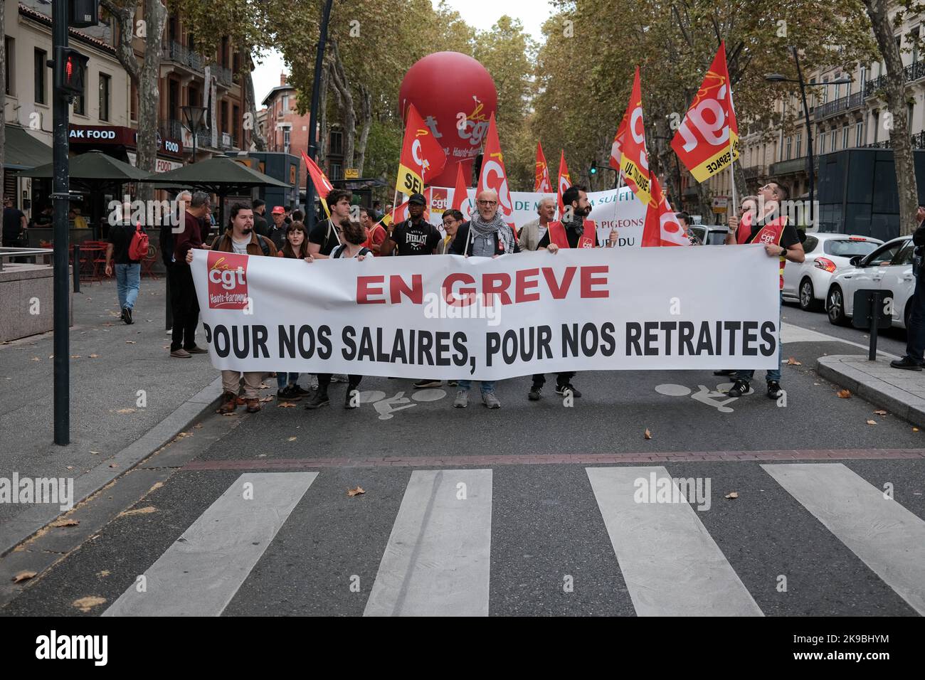 La CGT et d'autres syndicats se sont renouvelés, une semaine après une mobilisation générale, une manifestation et un appel à la grève sur 27 octobre 2022 à Toulouse (France). Avec un faible taux de participants, le cortège s'est déplacé vers le centre-ville pour exiger des salaires et des pensions plus élevés. Photo de Patrick Batard/ABACAPRESS.COM Banque D'Images