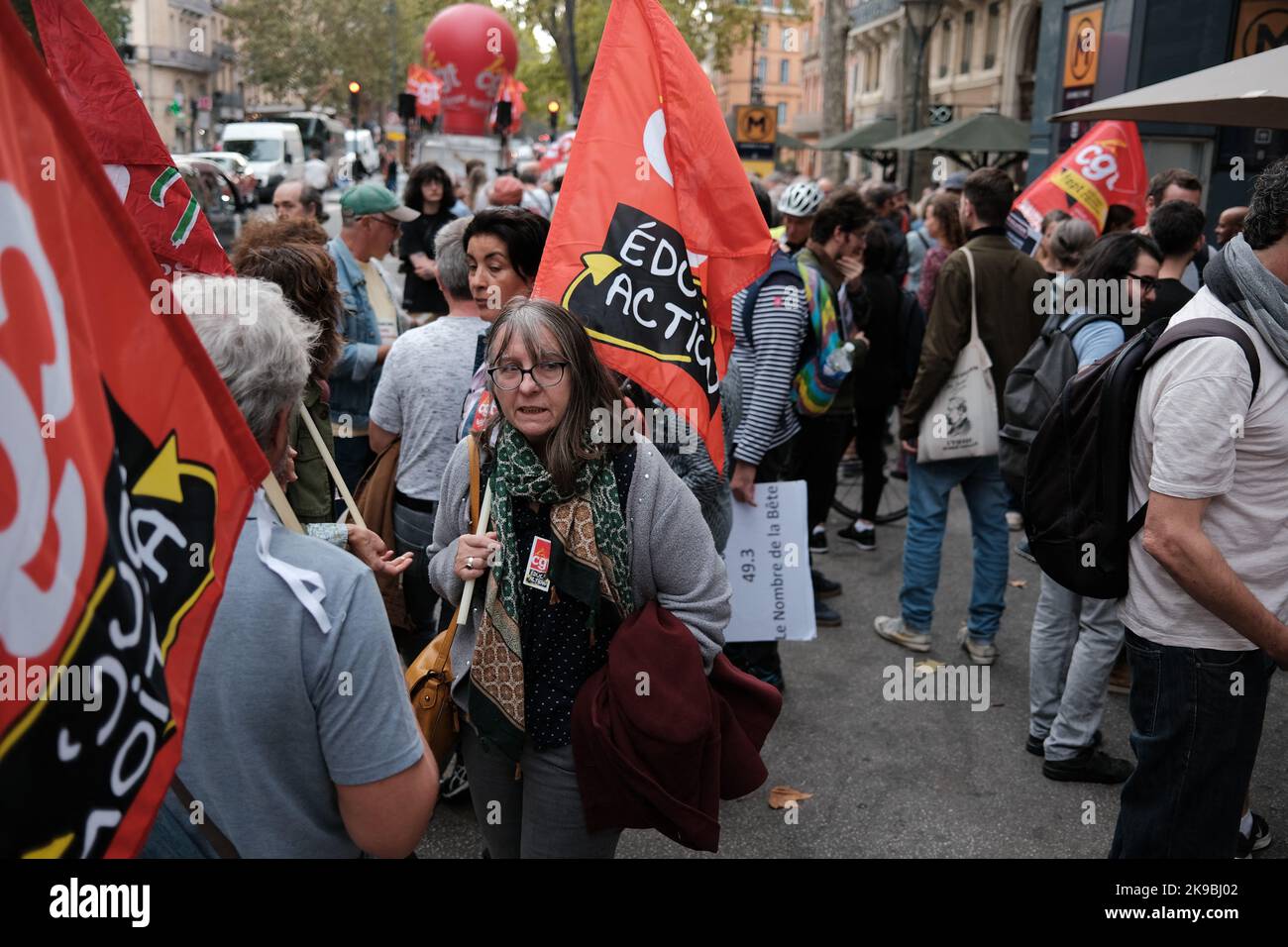 La CGT et d'autres syndicats se sont renouvelés, une semaine après une mobilisation générale, une manifestation et un appel à la grève sur 27 octobre 2022 à Toulouse (France). Avec un faible taux de participants, le cortège s'est déplacé vers le centre-ville pour exiger des salaires et des pensions plus élevés. Photo de Patrick Batard/ABACAPRESS.COM Banque D'Images