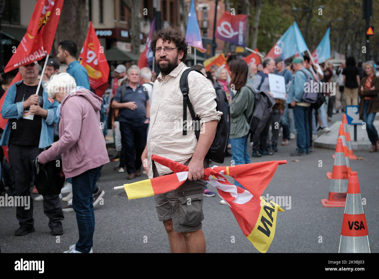 Portrait d'un manifestant avec drapeaux CGT. La CGT et d'autres syndicats se sont renouvelés, une semaine après une mobilisation générale, une manifestation et un appel à la grève sur 27 octobre 2022 à Toulouse (France). Avec un faible taux de participants, le cortège s'est déplacé vers le centre-ville pour exiger des salaires et des pensions plus élevés. Photo de Patrick Batard/ABACAPRESS.COM Banque D'Images