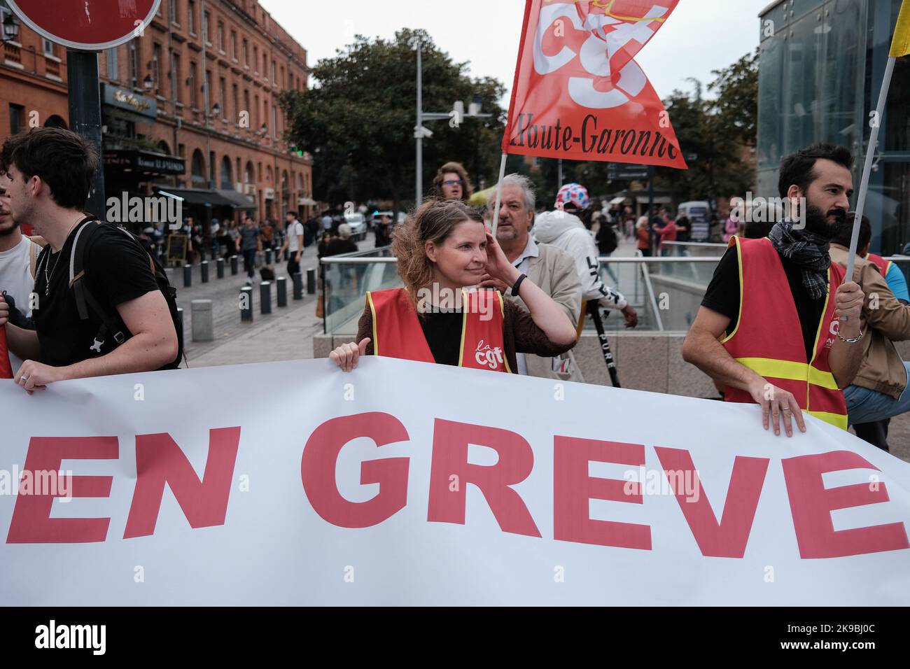 Les manifestants et la bannière « en grève » (en grève). La CGT et d'autres syndicats se sont renouvelés, une semaine après une mobilisation générale, une manifestation et un appel à la grève sur 27 octobre 2022 à Toulouse (France). Avec un faible taux de participants, le cortège s'est déplacé vers le centre-ville pour exiger des salaires et des pensions plus élevés. Photo de Patrick Batard/ABACAPRESS.COM Banque D'Images