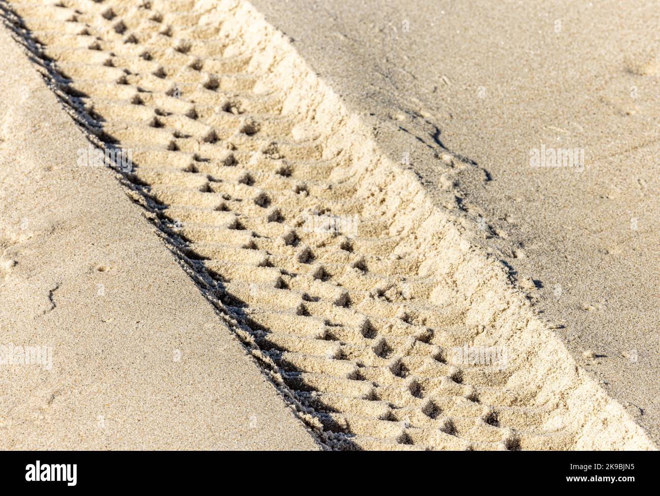 Les traces de pneus dans le sable Banque D'Images