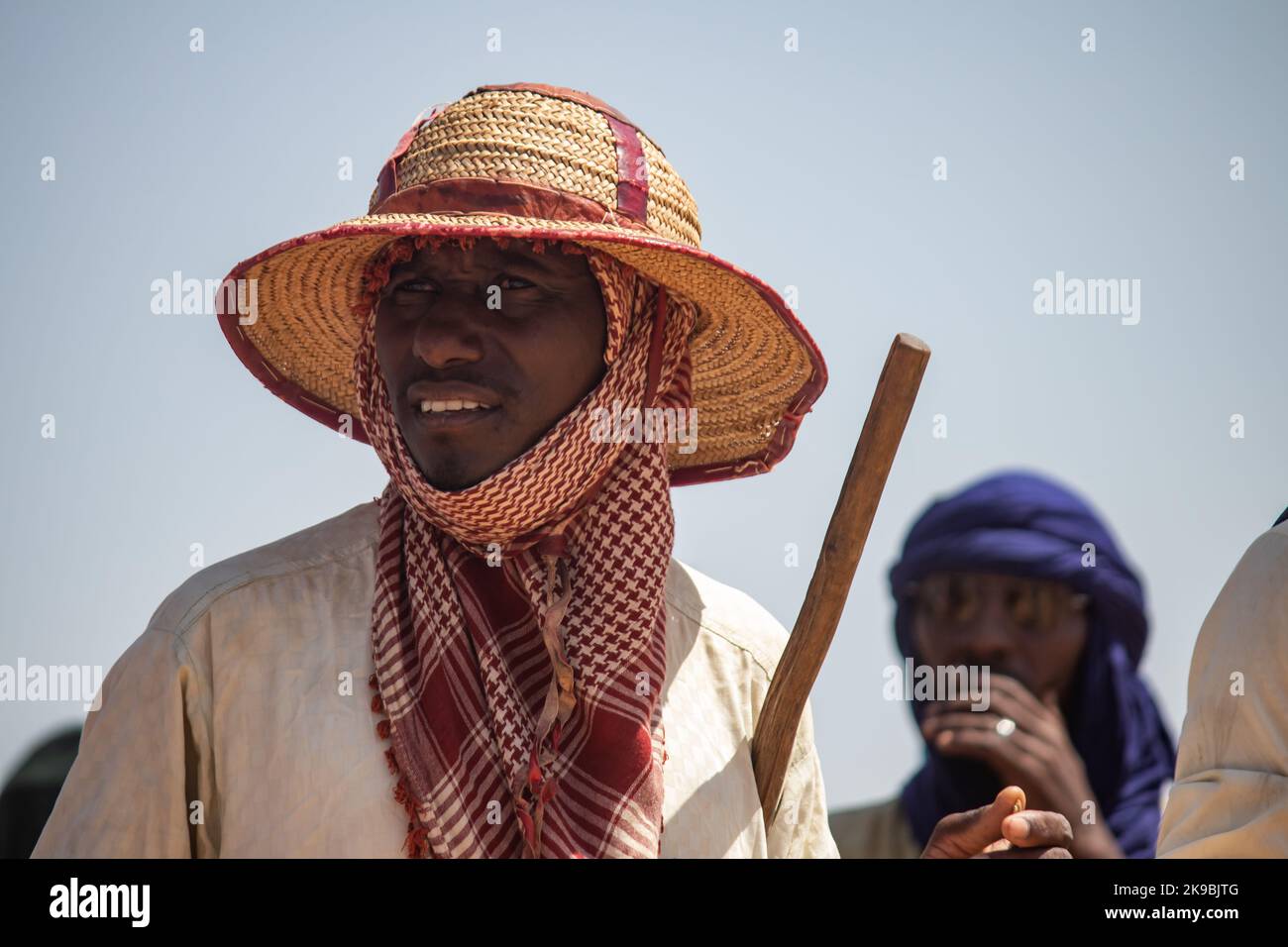 Tribus africaines, Nigeria, État de Borno, ville de Maiduguri. Tribu des Fulani habillée traditionnellement en vêtements colorés Banque D'Images