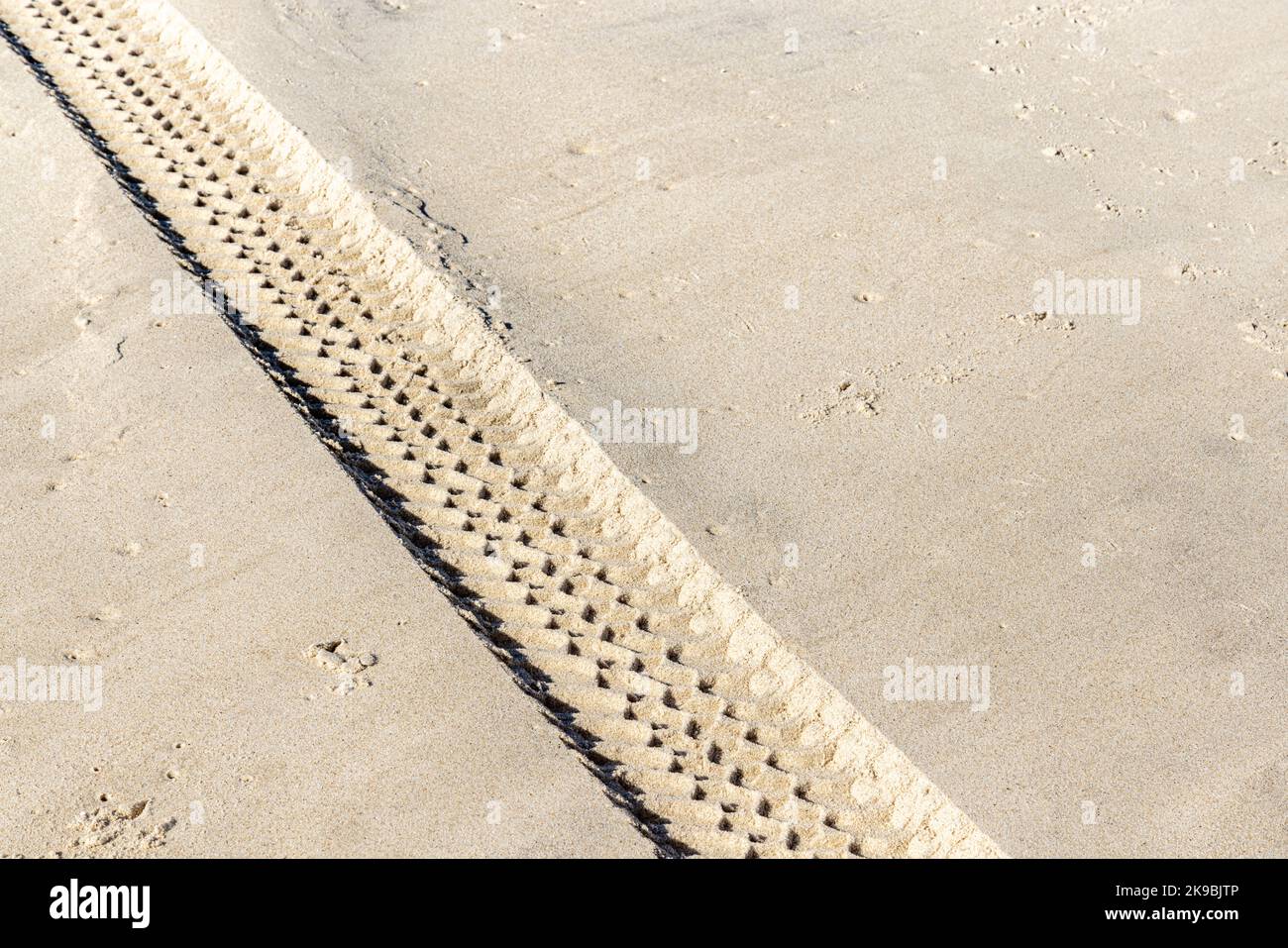 Les traces de pneus dans le sable Banque D'Images