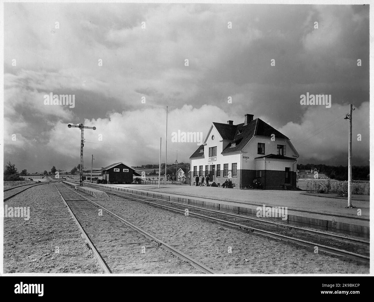 La gare de Berghem a été ouverte par le chemin de fer Varberg-Borås, VBJ 1918 avec un bâtiment de deux étages. Problème d'équipement électrique prévu en 1945. Banque D'Images