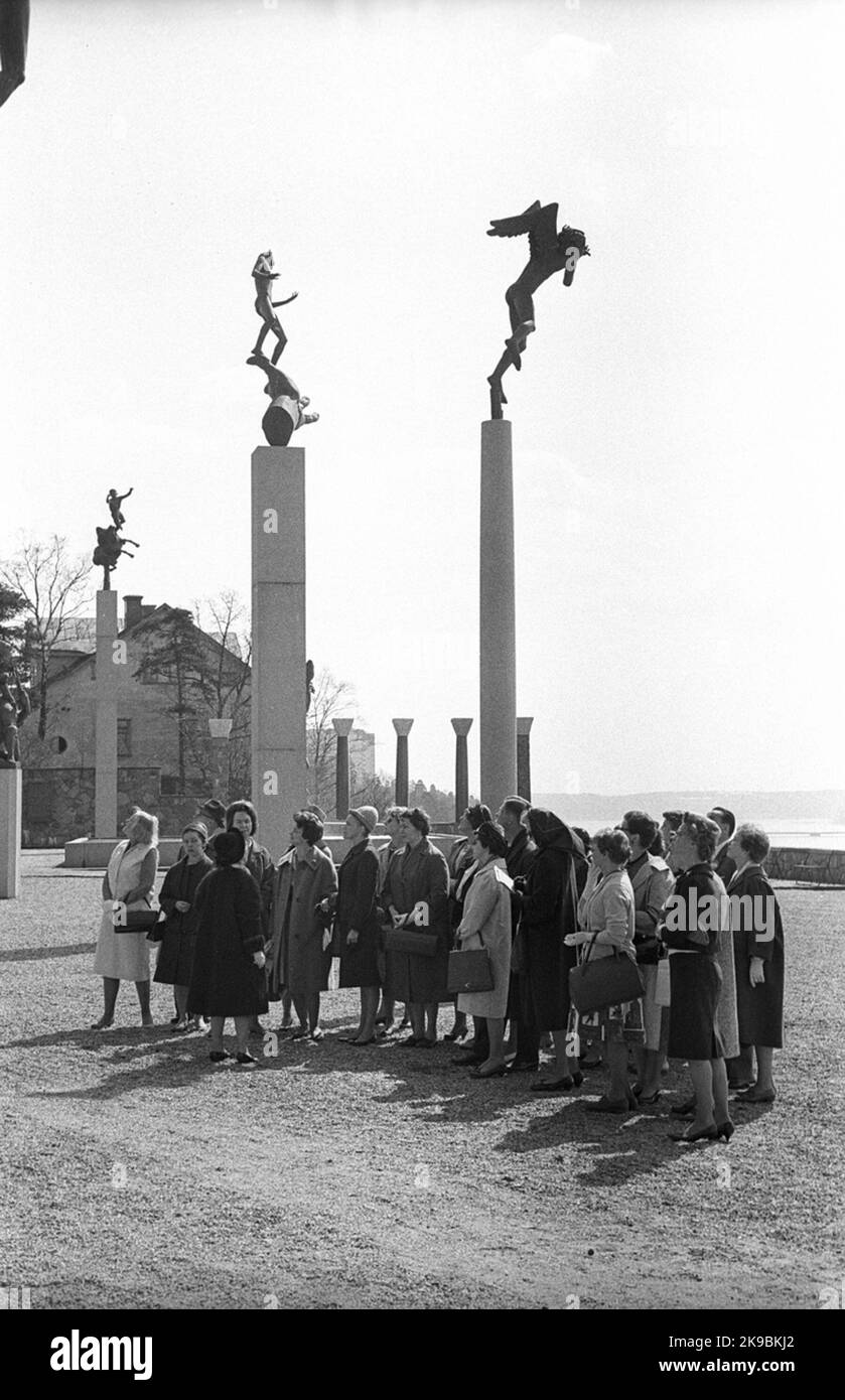 Les chemins de fer de l'État, SJ Engineering Association 50 ans. Ici, lors d'une visite au parc de sculptures de Millesgården. Au premier plan se trouvent les sculptures man et pegasus, la main de Dieu, et une partie du groupe de sculptures MusIcing Angels, toutes créées par Carl milles. Banque D'Images