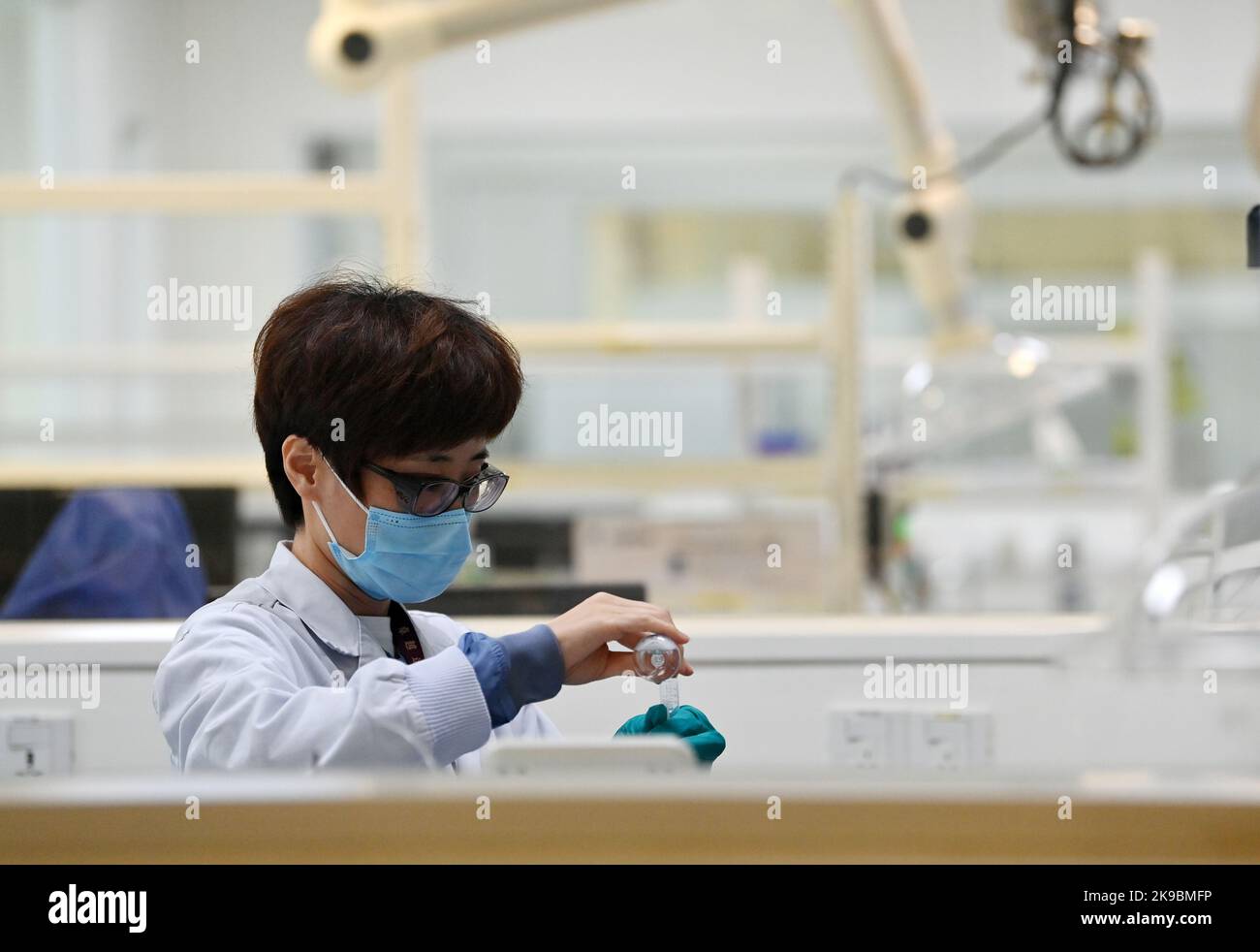 Tianjin, Ltd., dans le nord de la Chine, Tianjin. 22nd septembre 2022. Un membre du personnel travaille dans un laboratoire de Novo Nordisk (Chine) Pharmaceutical Co., Ltd., situé à Tianjin, dans le nord de la Chine, le 22 septembre 2022. Credit: Li Ran/Xinhua/Alay Live News Banque D'Images