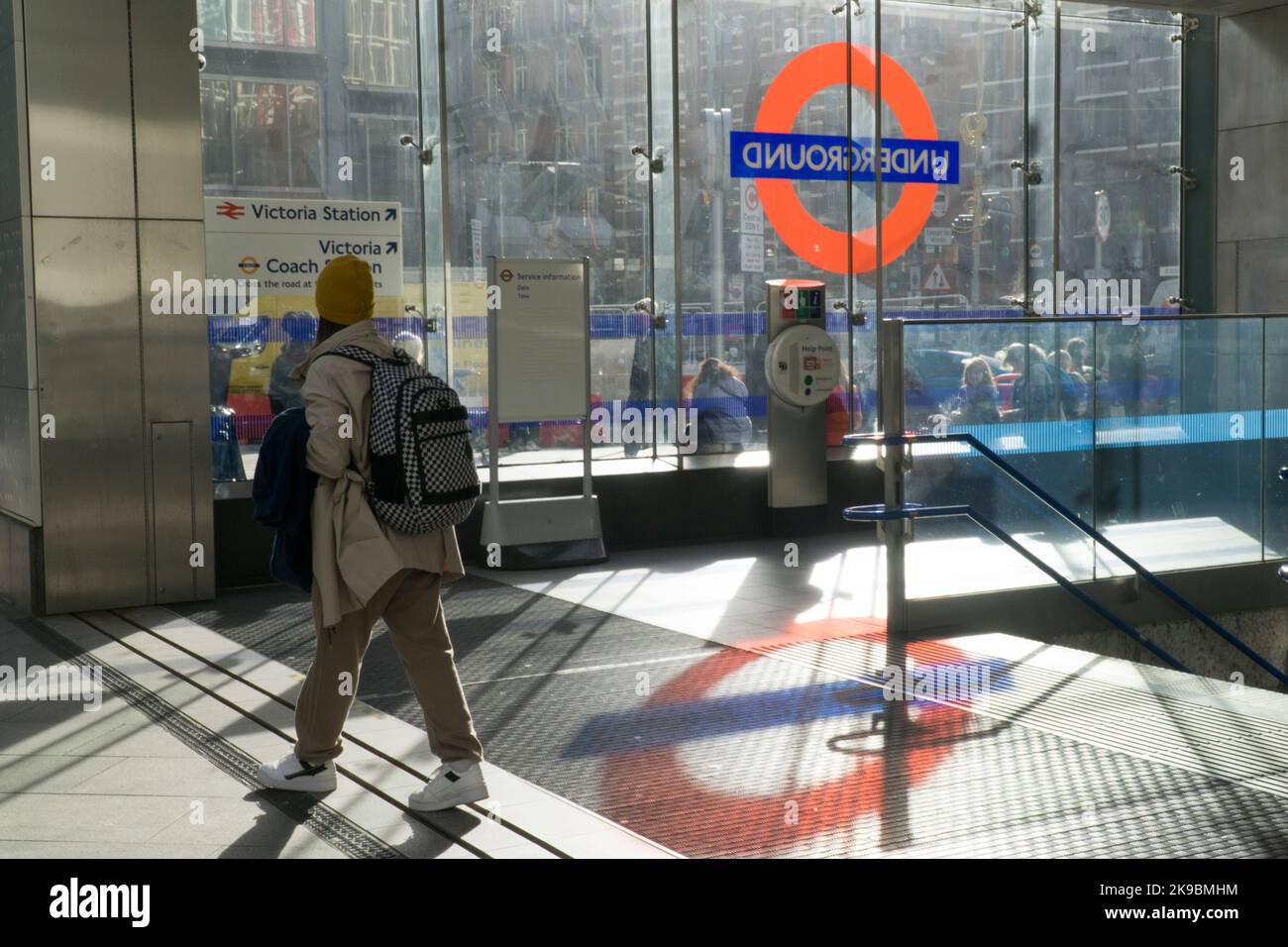 Météo du Royaume-Uni, Londres, 26 octobre 2022 : à l'entrée de la station de métro Cardinal place, la lumière traverse les fenêtres, projetant l'image du Roundel transport for London sur le sol. Alors que Londres est pleine de familles profitant du temps chaud à mi-mandat, un avenir plus sombre attend avec l'action industrielle RMT prévue pour les 5, 7 et 9 novembre. Anna Watson/Alay Live News Banque D'Images