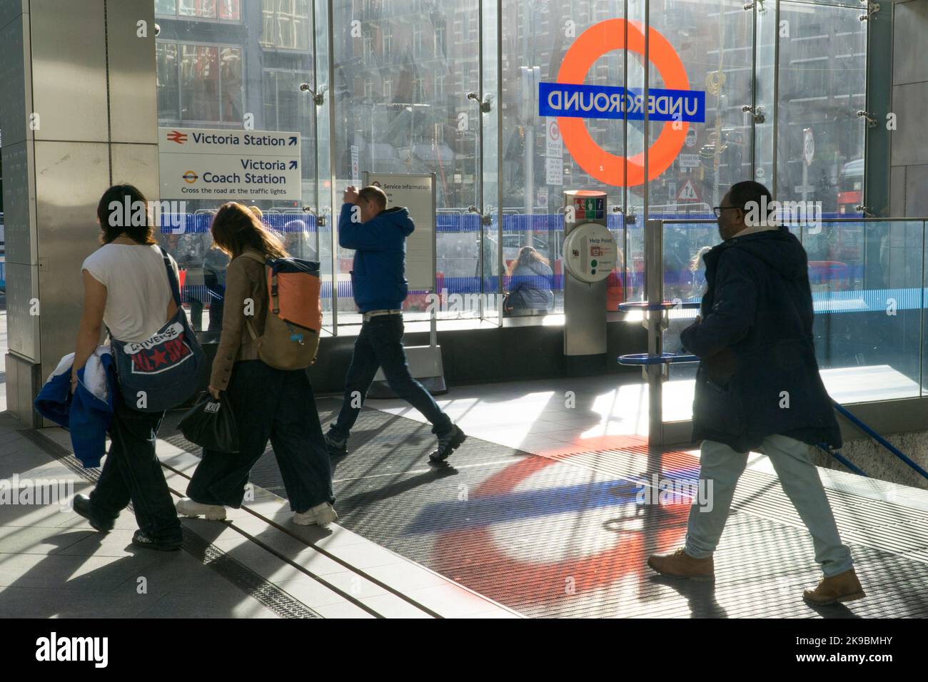 Météo du Royaume-Uni, Londres, 26 octobre 2022 : à l'entrée de la station de métro Cardinal place, la lumière traverse les fenêtres, projetant l'image du Roundel transport for London sur le sol. Alors que Londres est pleine de familles profitant du temps chaud à mi-mandat, un avenir plus sombre attend avec l'action industrielle RMT prévue pour les 5, 7 et 9 novembre. Anna Watson/Alay Live News Banque D'Images