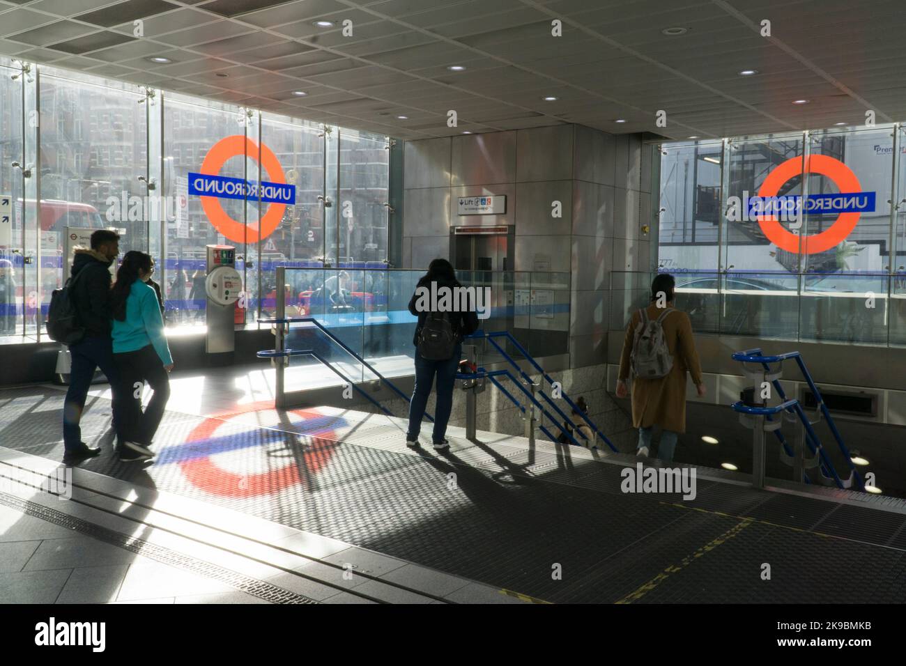 Météo du Royaume-Uni, Londres, 26 octobre 2022 : à l'entrée de la station de métro Cardinal place, la lumière traverse les fenêtres, projetant l'image du Roundel transport for London sur le sol. Alors que Londres est pleine de familles profitant du temps chaud à mi-mandat, un avenir plus sombre attend avec l'action industrielle RMT prévue pour les 5, 7 et 9 novembre. Anna Watson/Alay Live News Banque D'Images