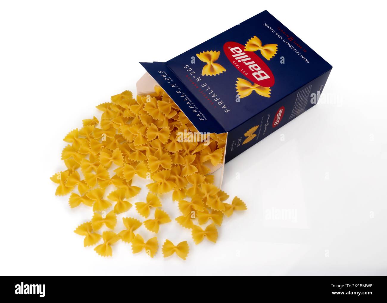 Turin, Italie - 15 octobre 2022: Macaroni farfalle pâtes Barilla, Bow Tie pâtes sortir de bleu paquet isolé sur blanc, Barilla est le monde fa Banque D'Images