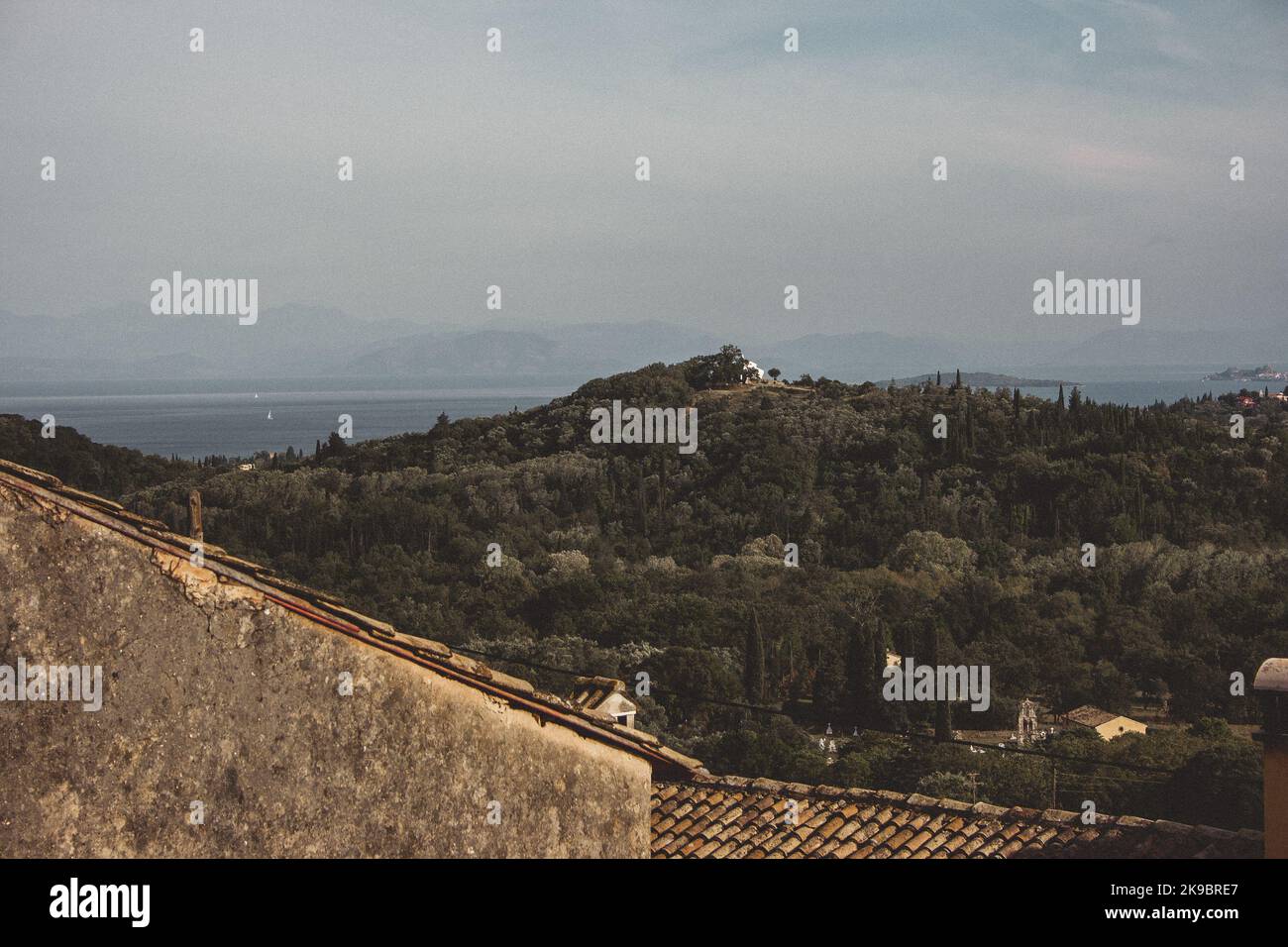Maison blanche sur une colline Banque de photographies et d'images à haute  résolution - Alamy