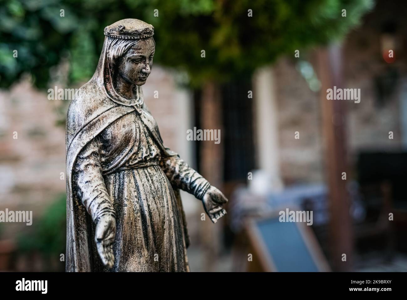 La statue de la Vierge Marie en face d'une église Saint-Jean-Baptiste dans le village de Sirince. Banque D'Images