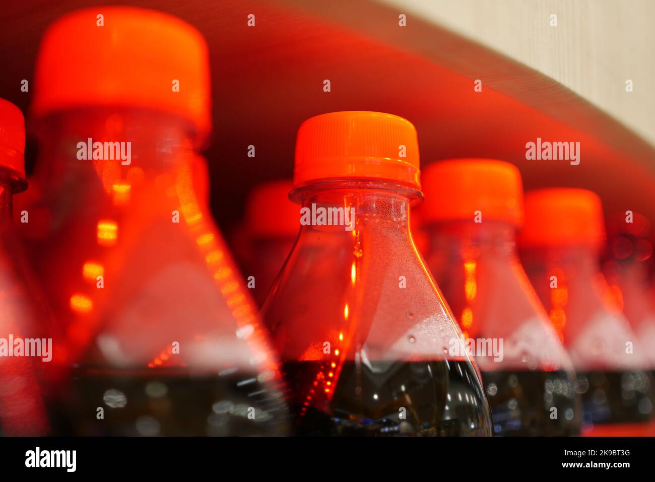 bouteilles en plastique de boisson non alcoolisée sur la table Banque D'Images