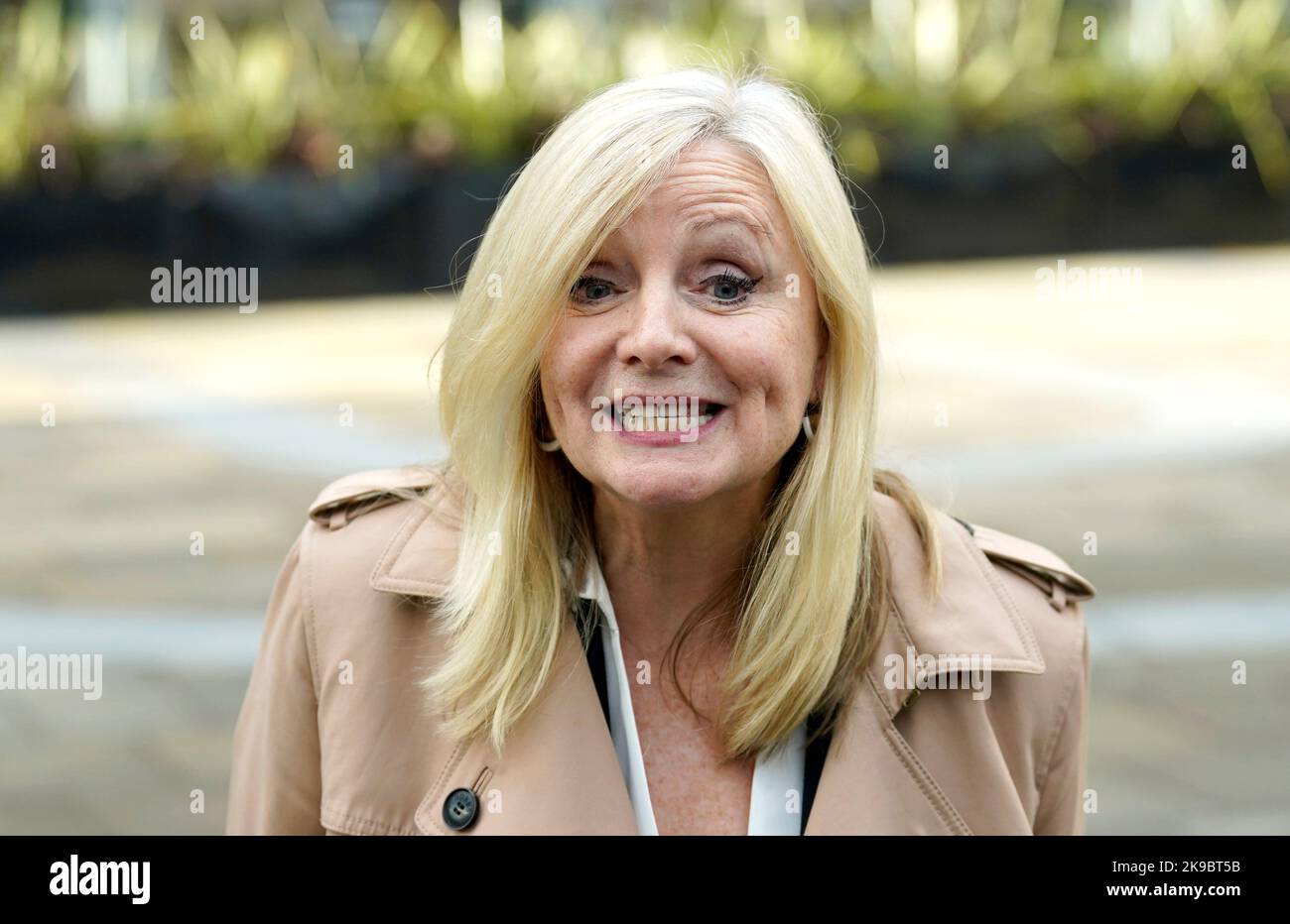 Tracy Brabin, maire du West Yorkshire, parle aux médias à l'extérieur de la gare de Leeds après la réunion d'urgence des maires du Nord en relation avec le chaos ferroviaire dans le Nord. Date de la photo: Jeudi 27 octobre 2022. Banque D'Images