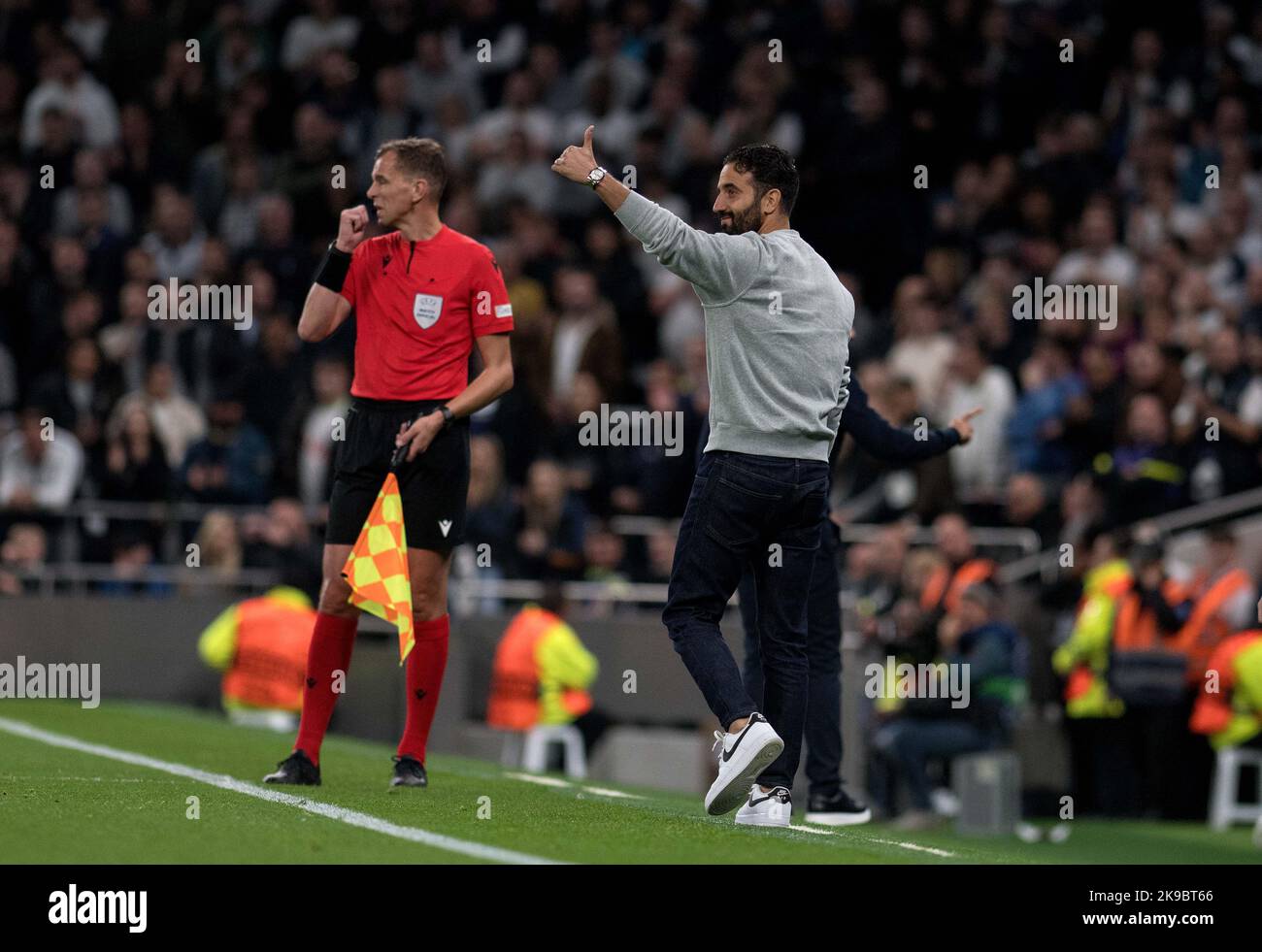 Londres, Royaume-Uni. 26th octobre 2022. Reuben Amorim, le directeur de Sporting Clube de Portugal, donne le signal du pouce vers le haut. UEFA Champions League, Group D Match, Tottenham Hotspur v Sporting Lisbon au Tottenham Hotspur Stadium de Londres le mercredi 26th octobre 2022. Cette image ne peut être utilisée qu'à des fins éditoriales. Utilisation éditoriale uniquement, licence requise pour une utilisation commerciale. Aucune utilisation dans les Paris, les jeux ou les publications d'un seul club/ligue/joueur. photo de Sandra Mailer/Andrew Orchard sports Photography/Alamy Live News crédit: Andrew Orchard sports Photography/Alamy Live News Banque D'Images