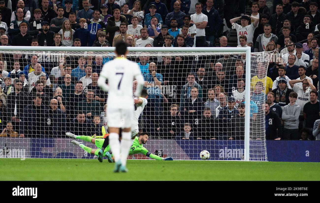 Londres, Royaume-Uni. 26th octobre 2022. Marcus Edwards de Sporting Clube de Portugal (obscurci) marque son équipe 1st but. UEFA Champions League, Group D Match, Tottenham Hotspur v Sporting Lisbon au Tottenham Hotspur Stadium de Londres le mercredi 26th octobre 2022. Cette image ne peut être utilisée qu'à des fins éditoriales. Utilisation éditoriale uniquement, licence requise pour une utilisation commerciale. Aucune utilisation dans les Paris, les jeux ou les publications d'un seul club/ligue/joueur. photo de Sandra Mailer/Andrew Orchard sports Photography/Alamy Live News crédit: Andrew Orchard sports Photography/Alamy Live News Banque D'Images