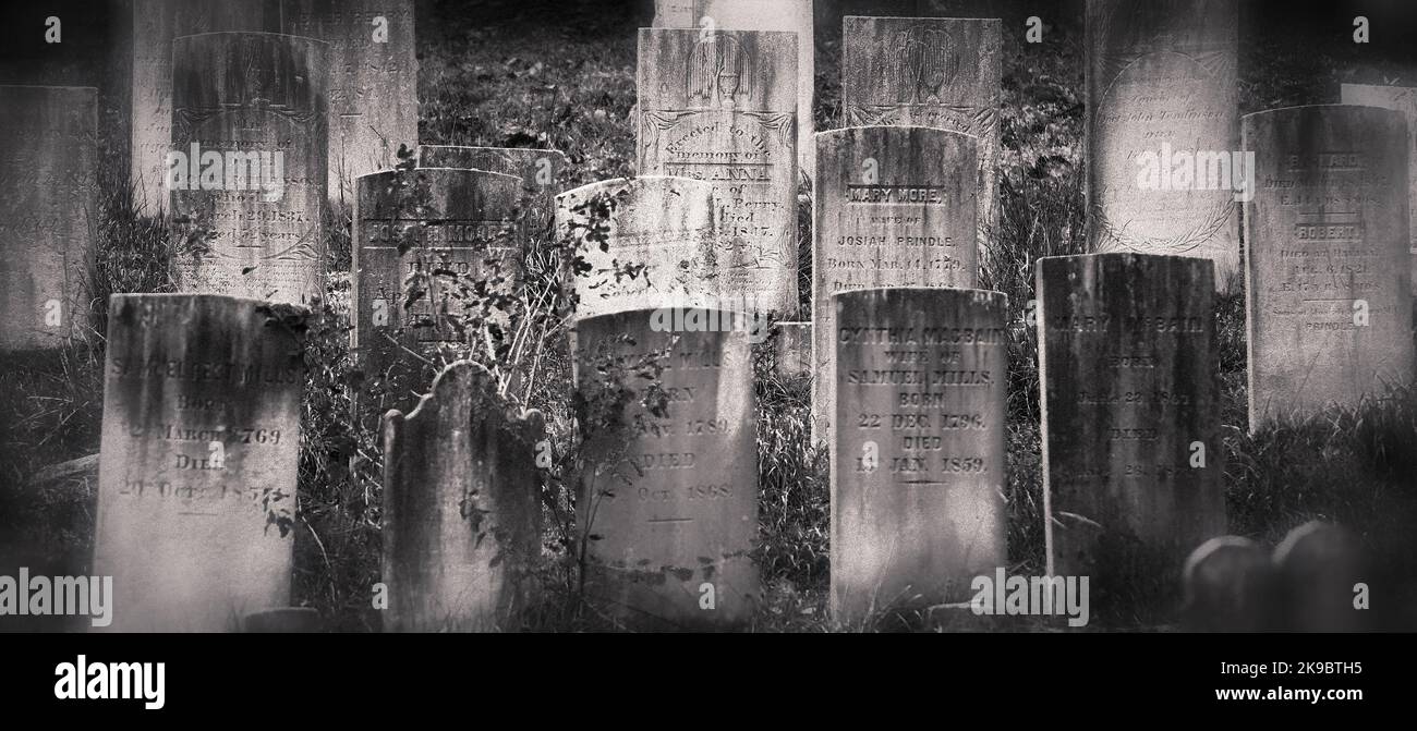 Pierres tombales anciennes dans un cimetière de la Nouvelle-Angleterre Banque D'Images