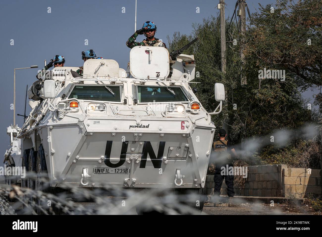 27 octobre 2022, Liban, Naqoura: Des troupes des Nations Unies chargées du maintien de la paix (FINUL) se dirigent vers leur quartier général, dans le village de Naqoura, au sud du pays, où se rencontreront les délégations libanaise et israélienne. Israël et le Liban ont signé un accord sur une frontière maritime commune qui implique l'exploitation du gaz sous-marin, à la suite d'un conflit de plusieurs décennies pour contrôler la frontière. Photo: Marwan Naamani/dpa Banque D'Images