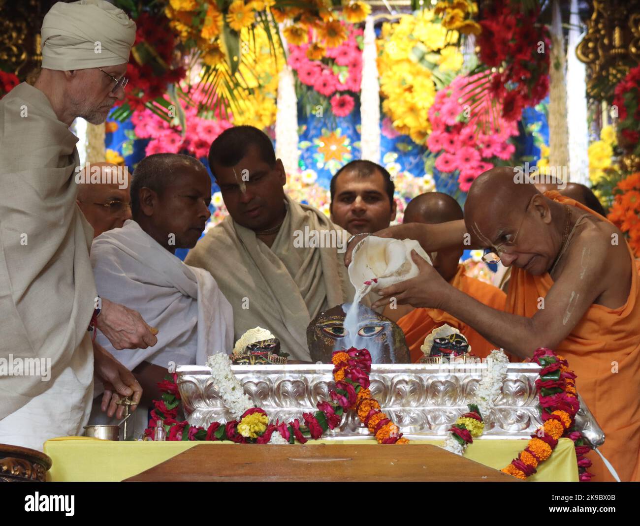 Vrindavan, Inde. 26th octobre 2022. Les fidèles du temple ISKCON proposent des prières le jour propice de Goverdhan Puja, le lendemain du festival Diwali à Vrindavan sur 26 octobre 2022.Govardhan Puja est l'un des plus grands festivals du mois de Kartik, observé sur Shukla Paksha Pratipad, Est célébré avec une grande jubilation dans Shri Krishna Balaram mandir à Shridham Vrindavan. Ce jour-là, les UtSAV Vigraha de Krishna Balaram sont emmenés à Goshala où les vaches sont adorées avec respect. (Photo de Shashi Sharma/Pacific Press/Sipa USA) crédit: SIPA USA/Alay Live News Banque D'Images