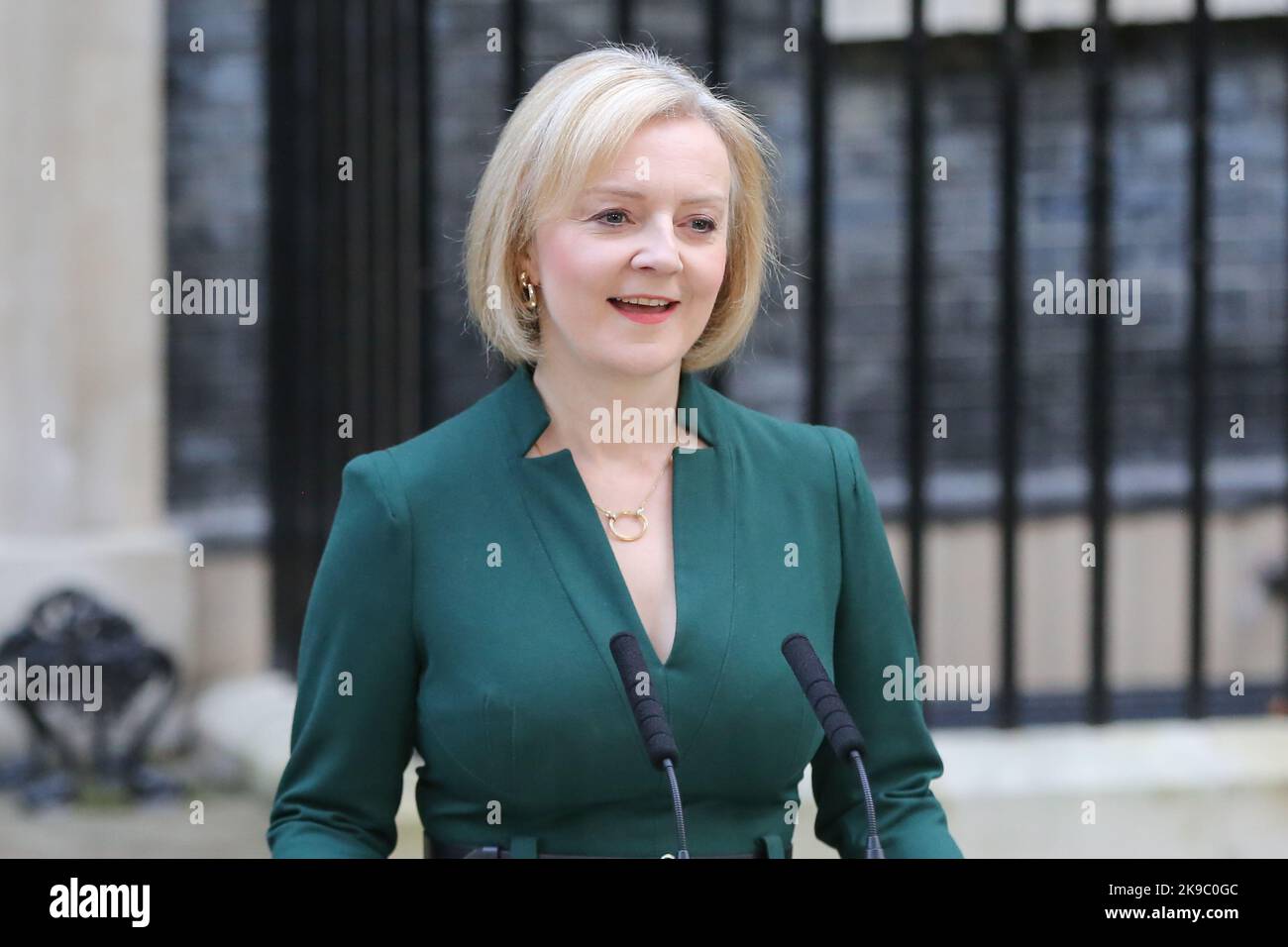 Londres, Royaume-Uni. 25th octobre 2022. Le Premier ministre britannique sortant Liz Truss fait sa dernière déclaration à Downing Street devant les médias nationaux et internationaux. Le nouveau Premier ministre britannique à venir, Rishi Sunak, fera une déclaration après avoir rencontré le roi Charles au palais de Buckingham. Rishi Sunak est le premier Premier ministre non blanc et le plus jeune. (Photo par Steve Taylor/SOPA Images/Sipa USA) crédit: SIPA USA/Alay Live News Banque D'Images