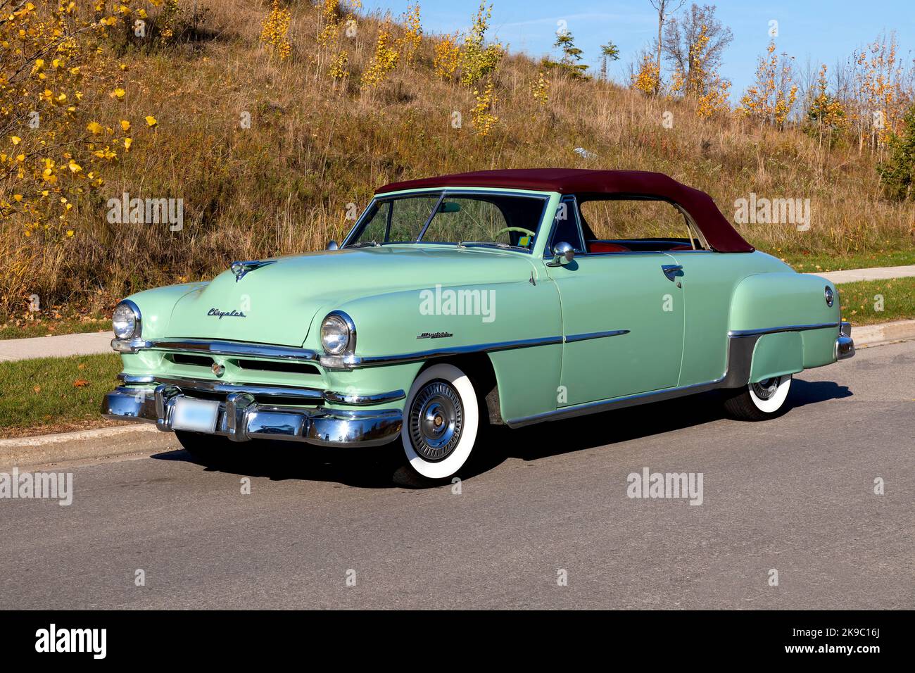 1952 Chrysler Windsor sur la route. Banque D'Images