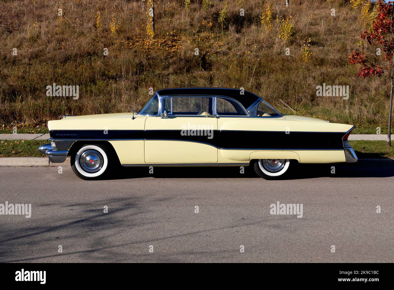 1956 Packard Clipper - personnalisé sur chaussée. Banque D'Images