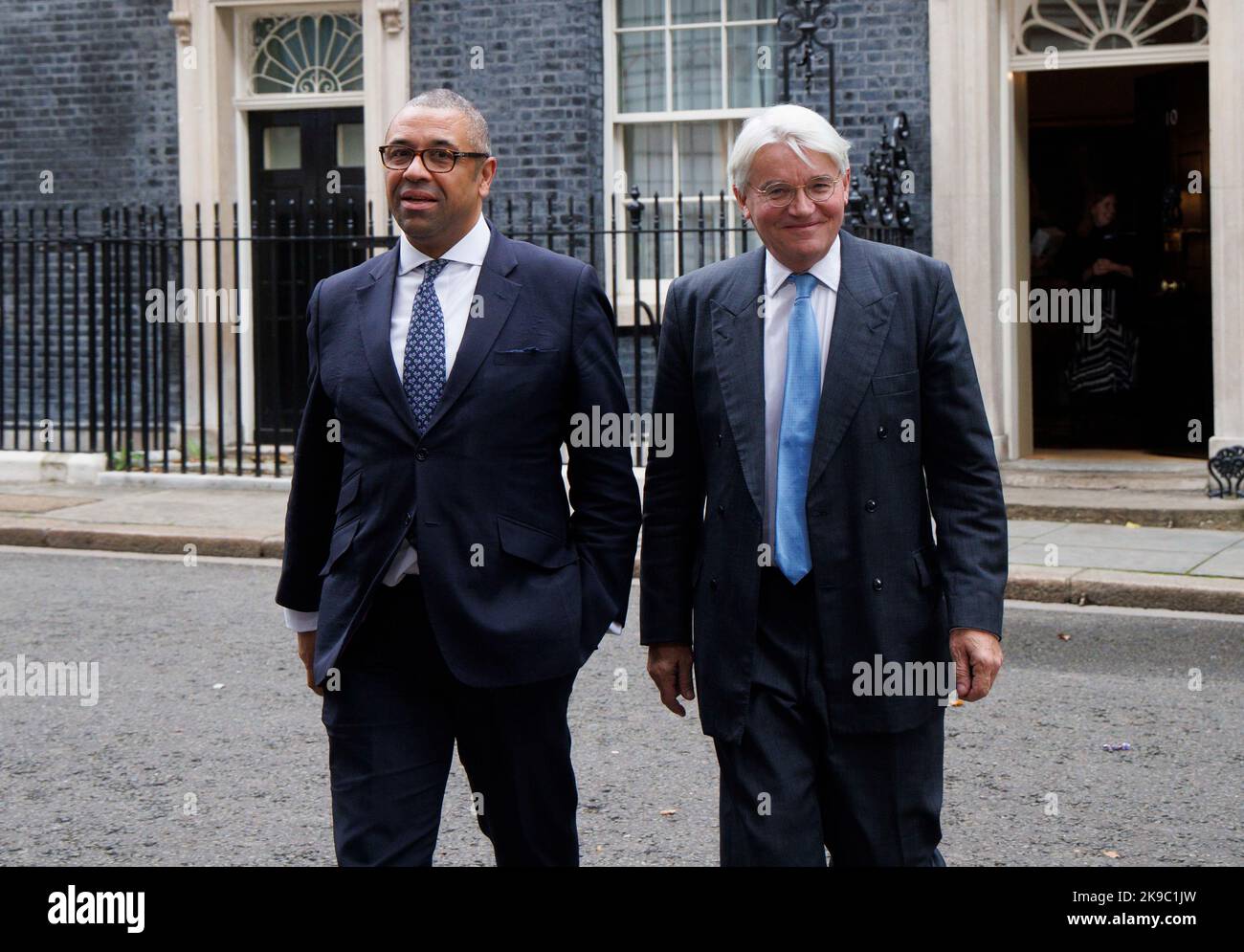 Andrew Mitchell, ministre d'État (développement et Afrique), accompagné habilement de James, secrétaire aux Affaires étrangères, à Downing Street pour une réunion du Cabinet. Banque D'Images