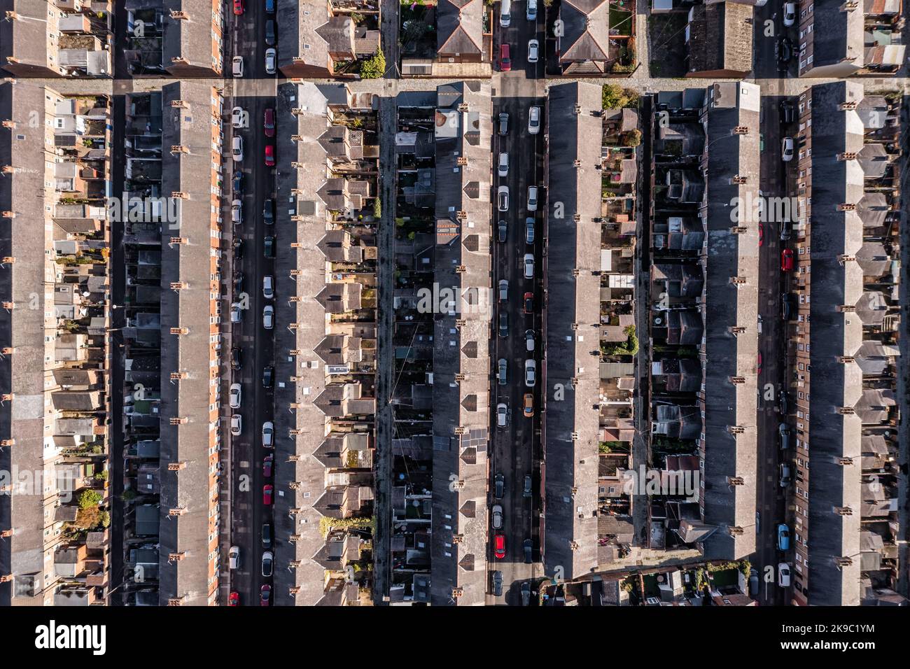 Vue aérienne directement au-dessus des vieilles maisons mitoyennes sur les rues arrière dans la banlieue d'une grande ville du Royaume-Uni dans une vue de style carte Banque D'Images