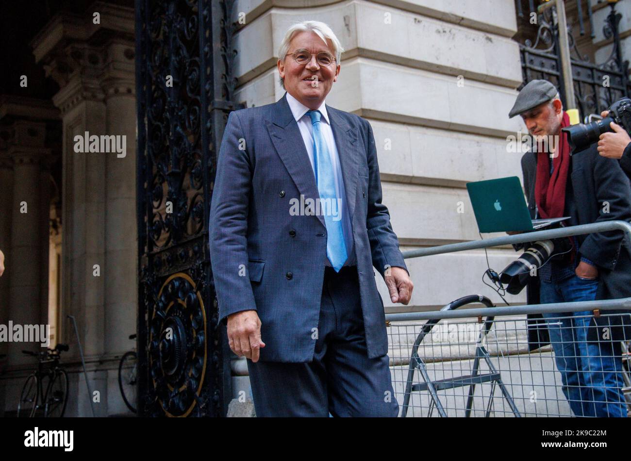 Andrew Mitchell, ministre d'État (développement et Afrique), à Downing Street pour une réunion du Cabinet. Banque D'Images