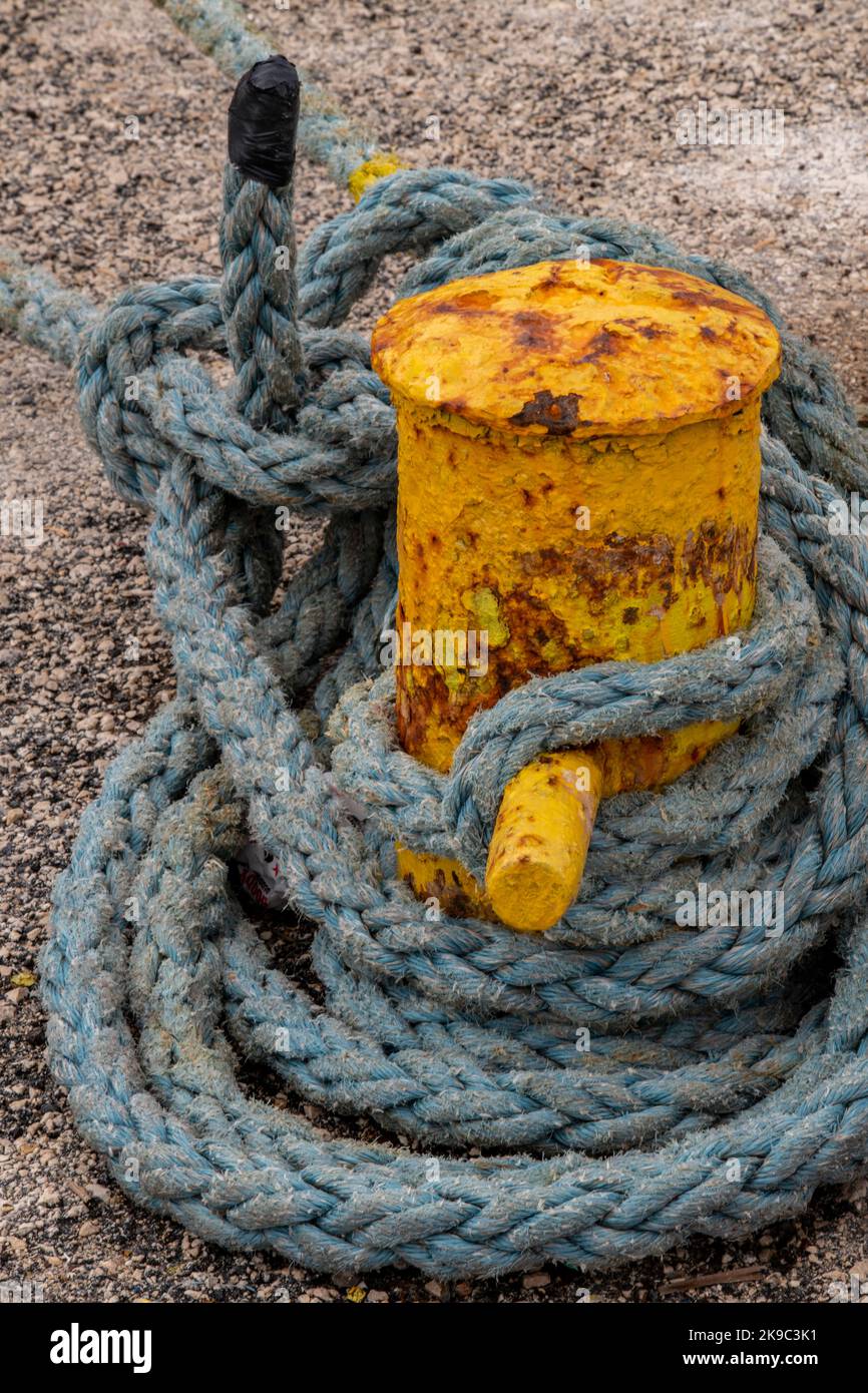 port amarre bollard sur le quai dans une marina ou un port pour attacher un amarrage ovesgels yachts et navires. Banque D'Images