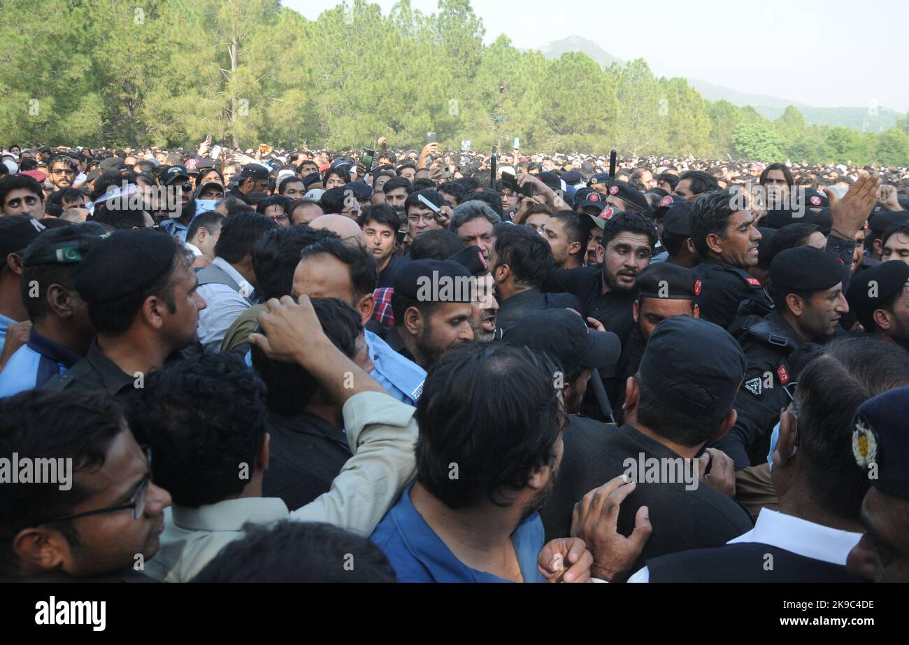 Les gens portent le cercueil du journaliste pakistanais Arshad Sharif ...